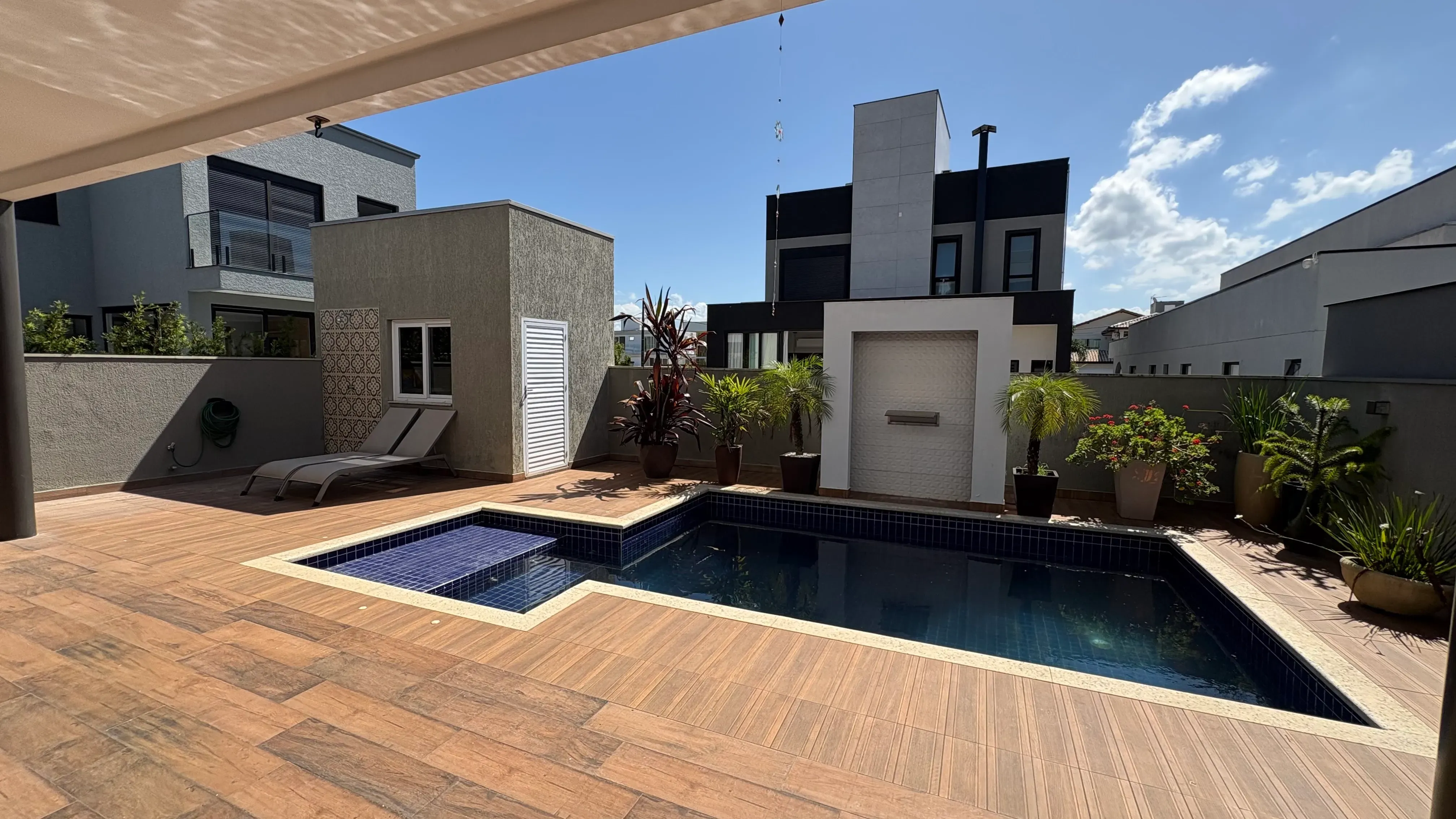 Casa mobiliada no Condomínio Caledônia com 4 dormitórios sendo 3 suítes e 4 vagas em Camboriú