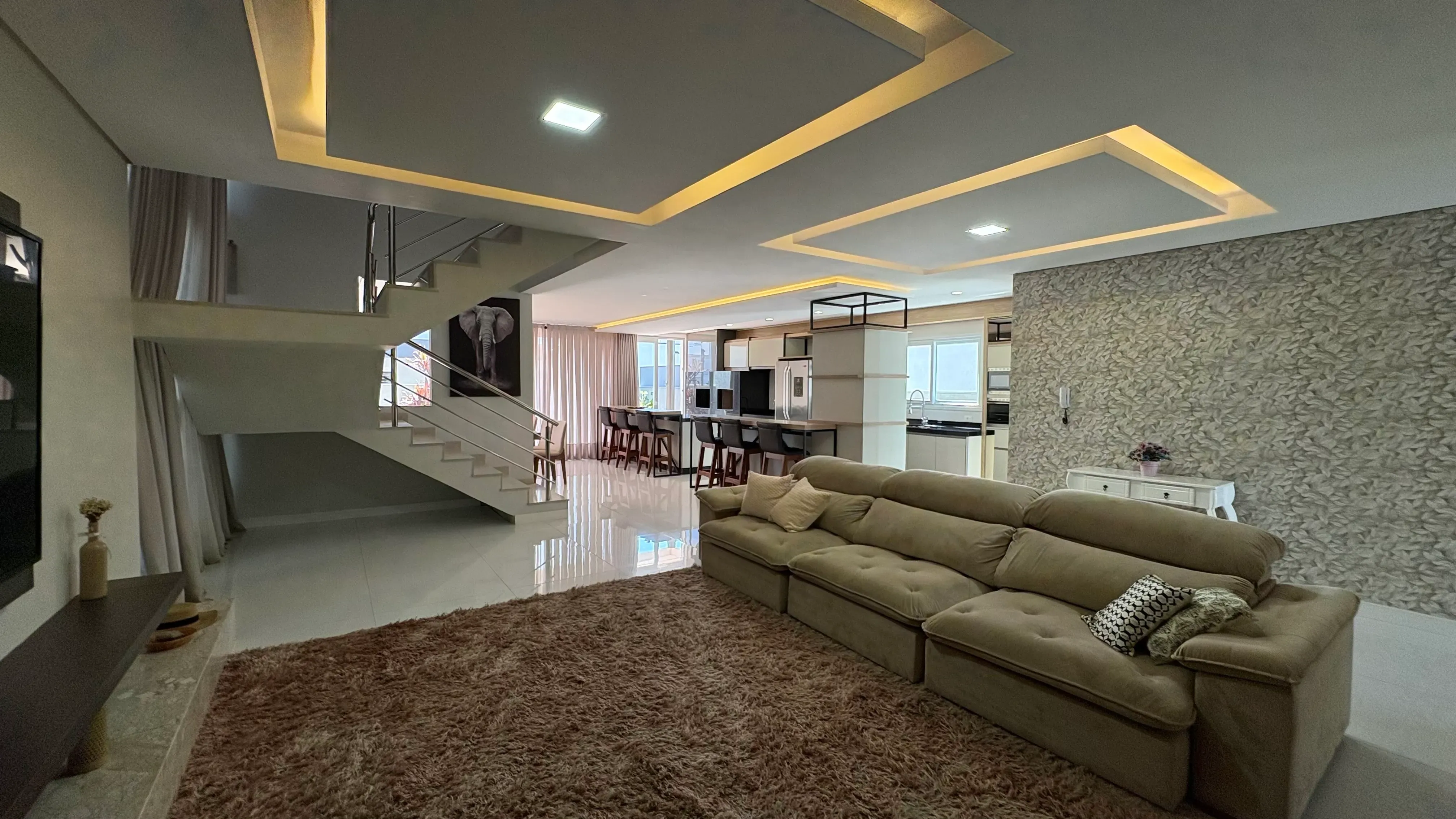 Casa mobiliada no Condomínio Caledônia com 4 dormitórios sendo 3 suítes e 4 vagas em Camboriú