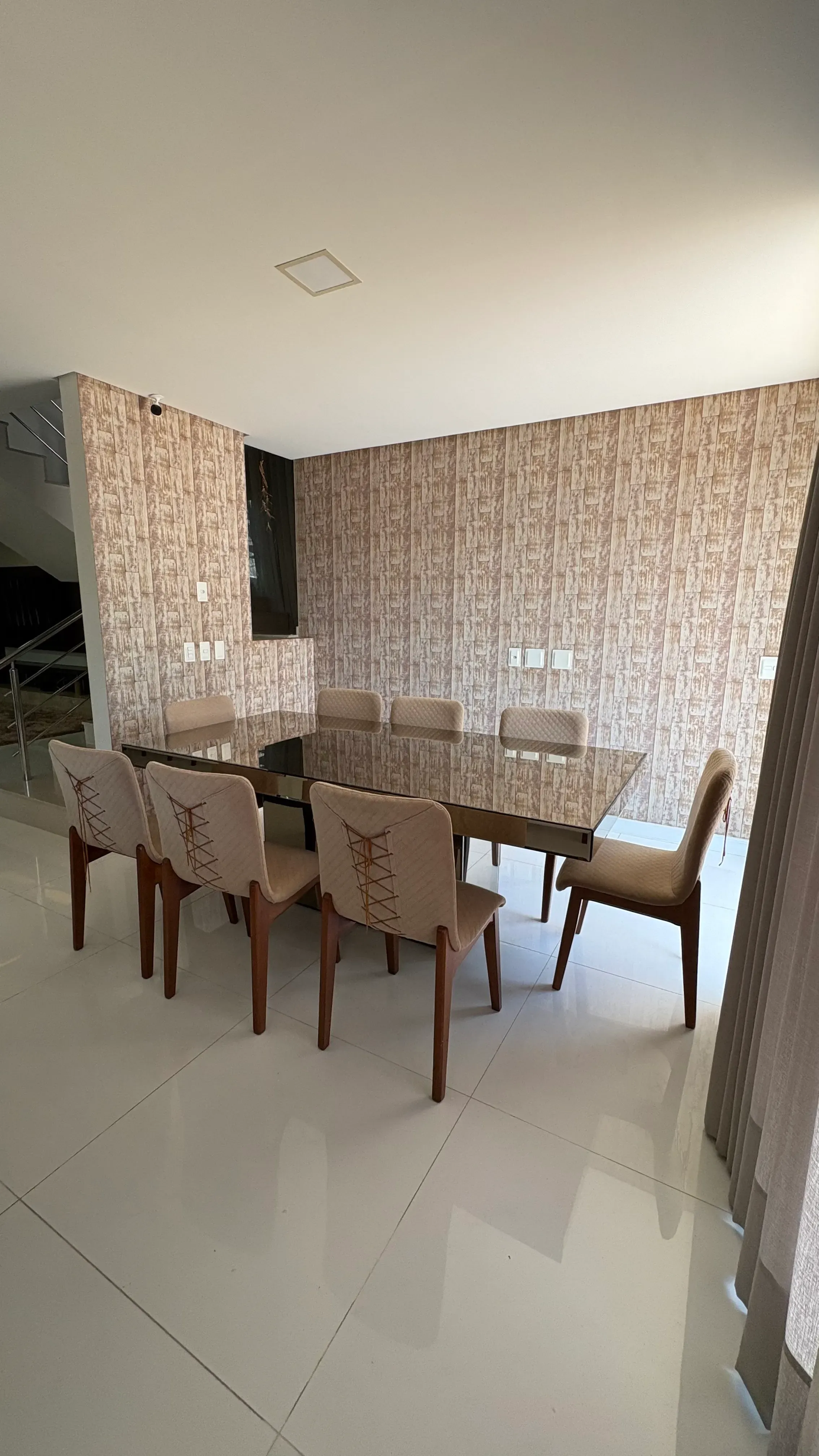 Casa mobiliada no Condomínio Caledônia com 4 dormitórios sendo 3 suítes e 4 vagas em Camboriú