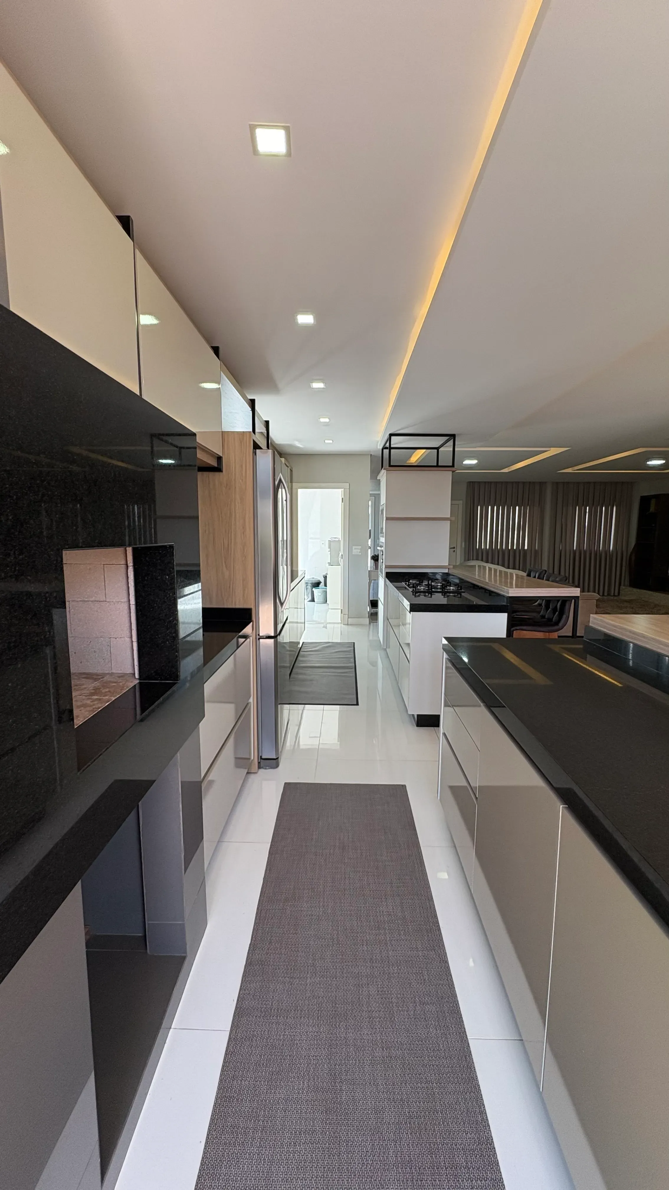 Casa mobiliada no Condomínio Caledônia com 4 dormitórios sendo 3 suítes e 4 vagas em Camboriú