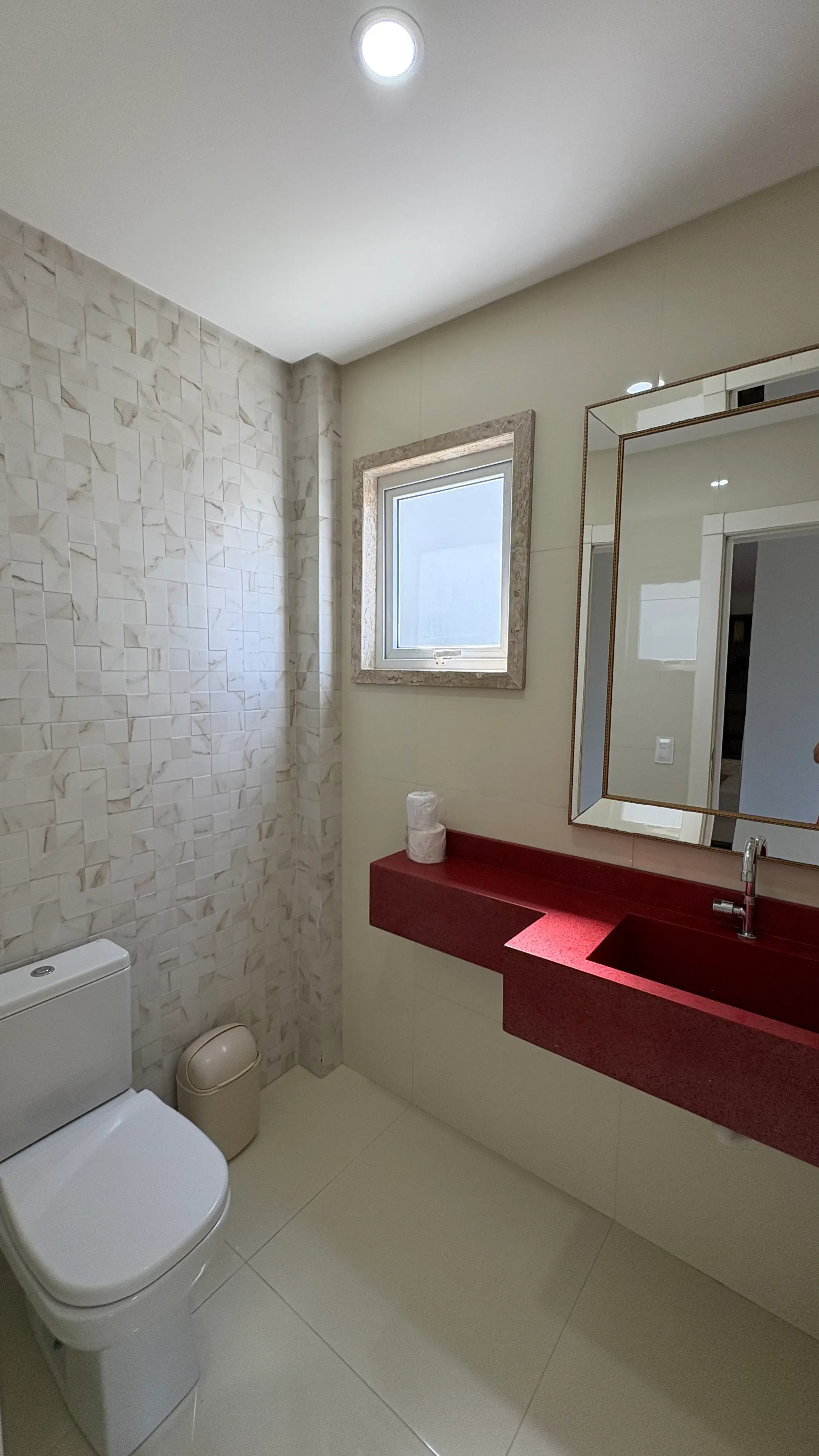 Casa mobiliada no Condomínio Caledônia com 4 dormitórios sendo 3 suítes e 4 vagas em Camboriú