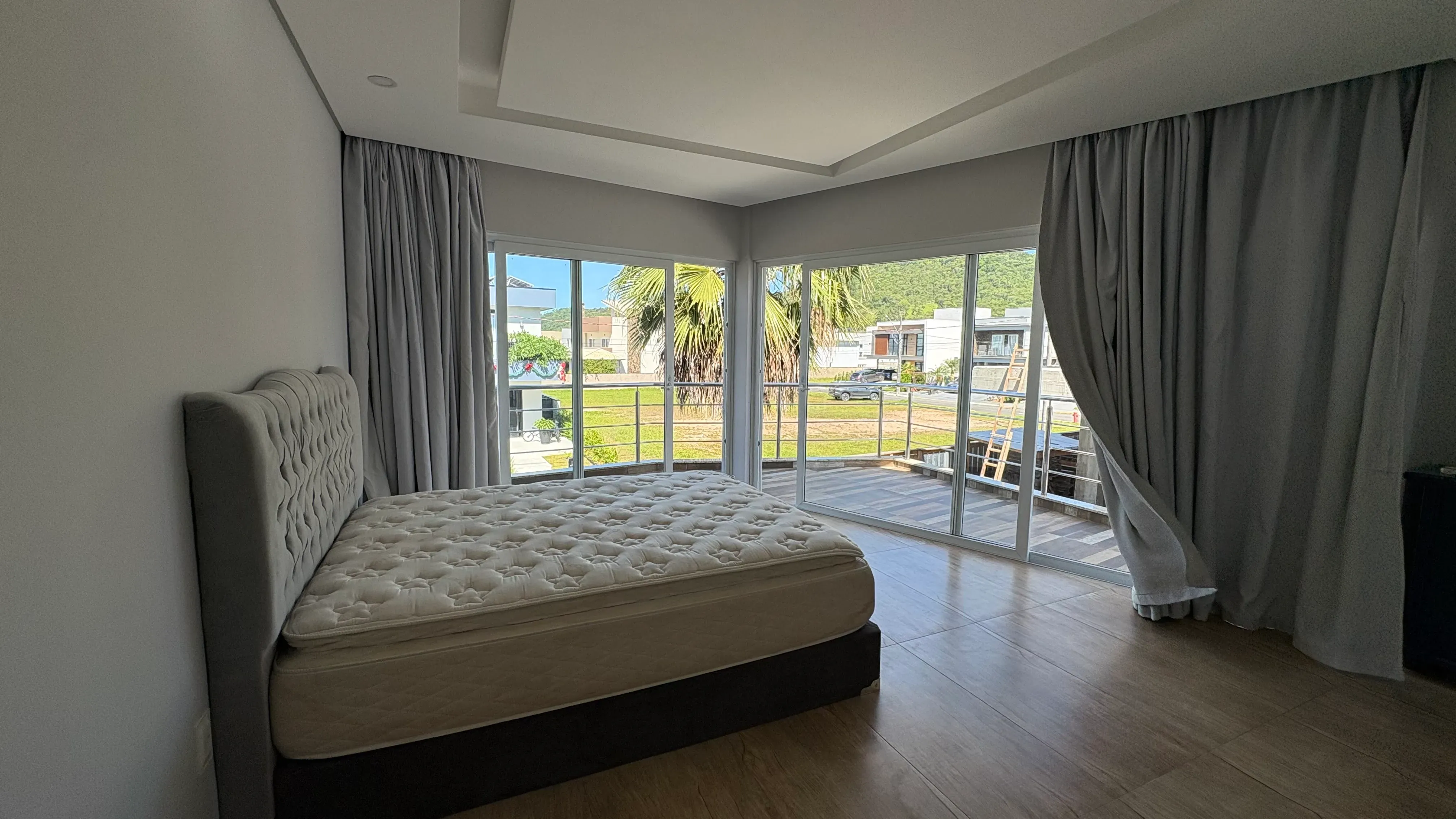 Casa mobiliada no Condomínio Caledônia com 4 dormitórios sendo 3 suítes e 4 vagas em Camboriú