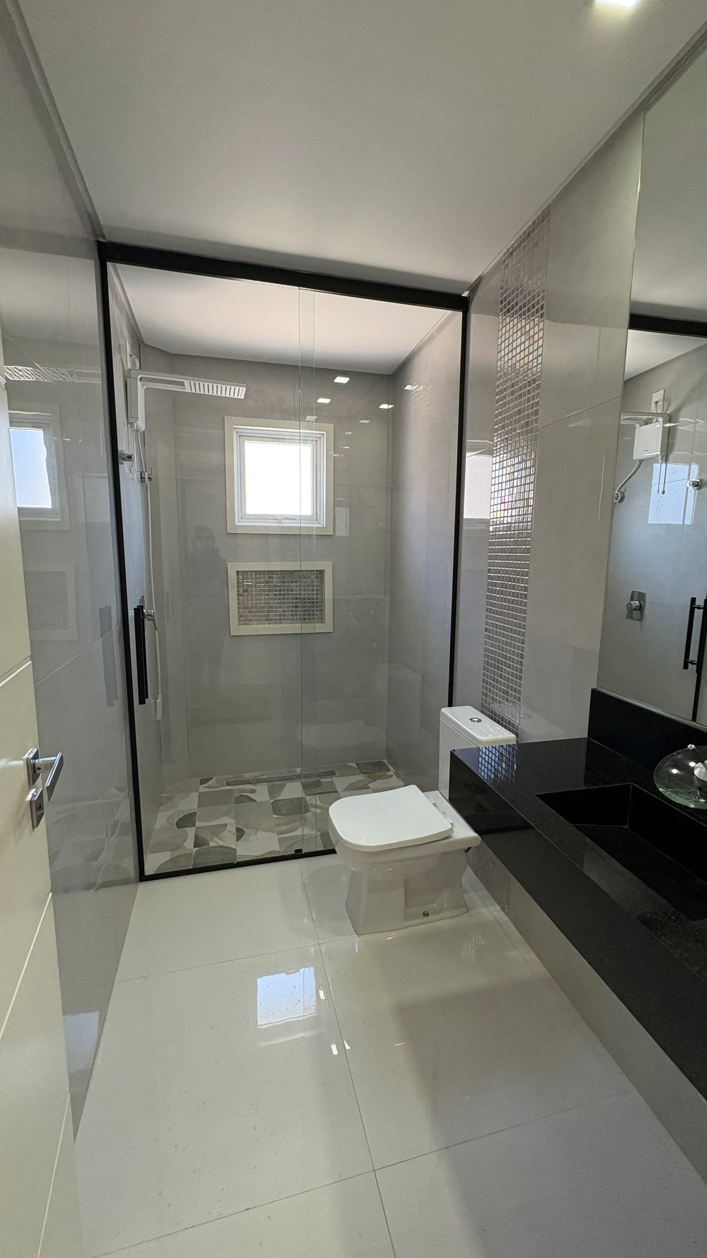 Casa mobiliada no Condomínio Caledônia com 4 dormitórios sendo 3 suítes e 4 vagas em Camboriú