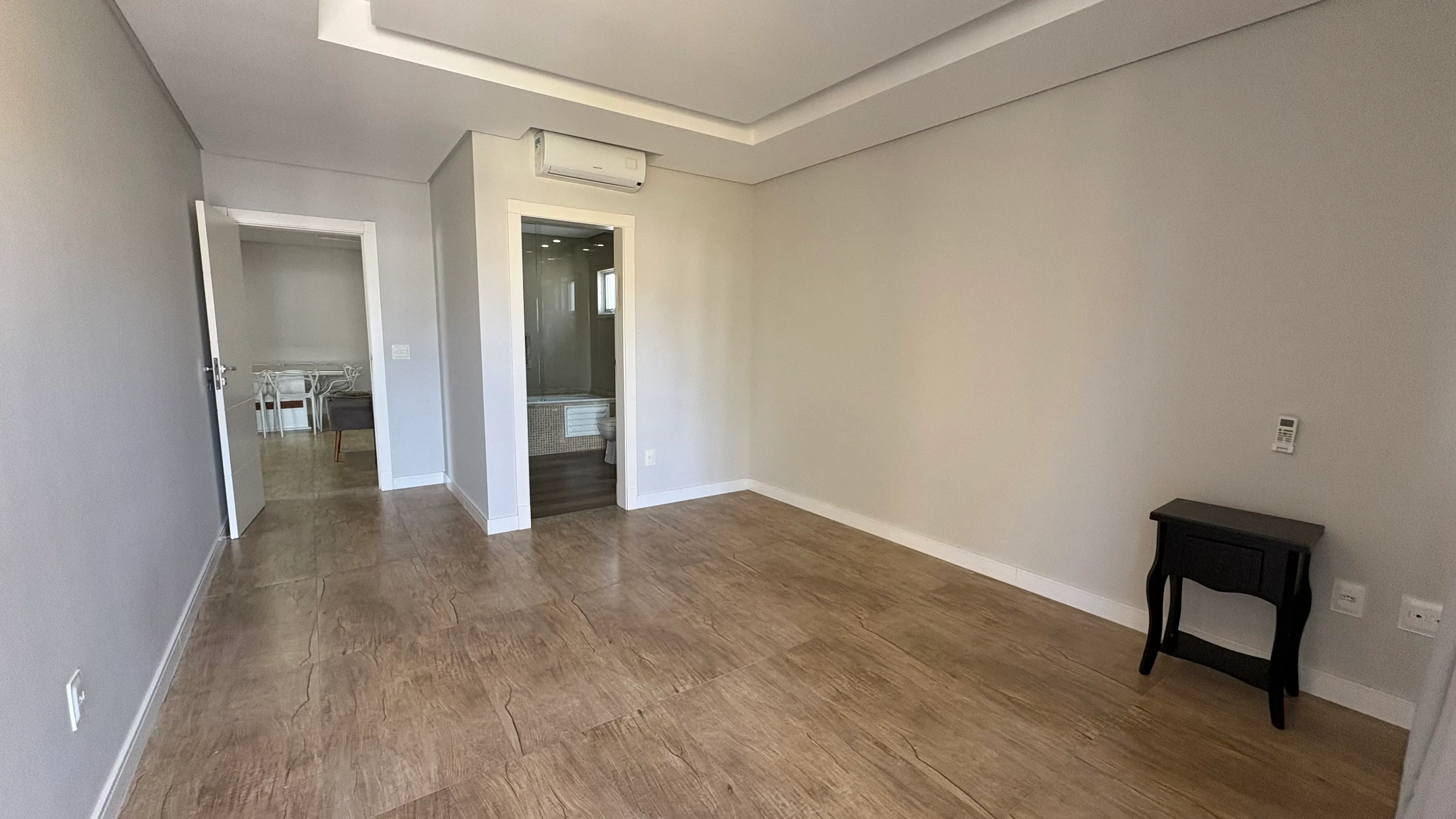 Casa mobiliada no Condomínio Caledônia com 4 dormitórios sendo 3 suítes e 4 vagas em Camboriú