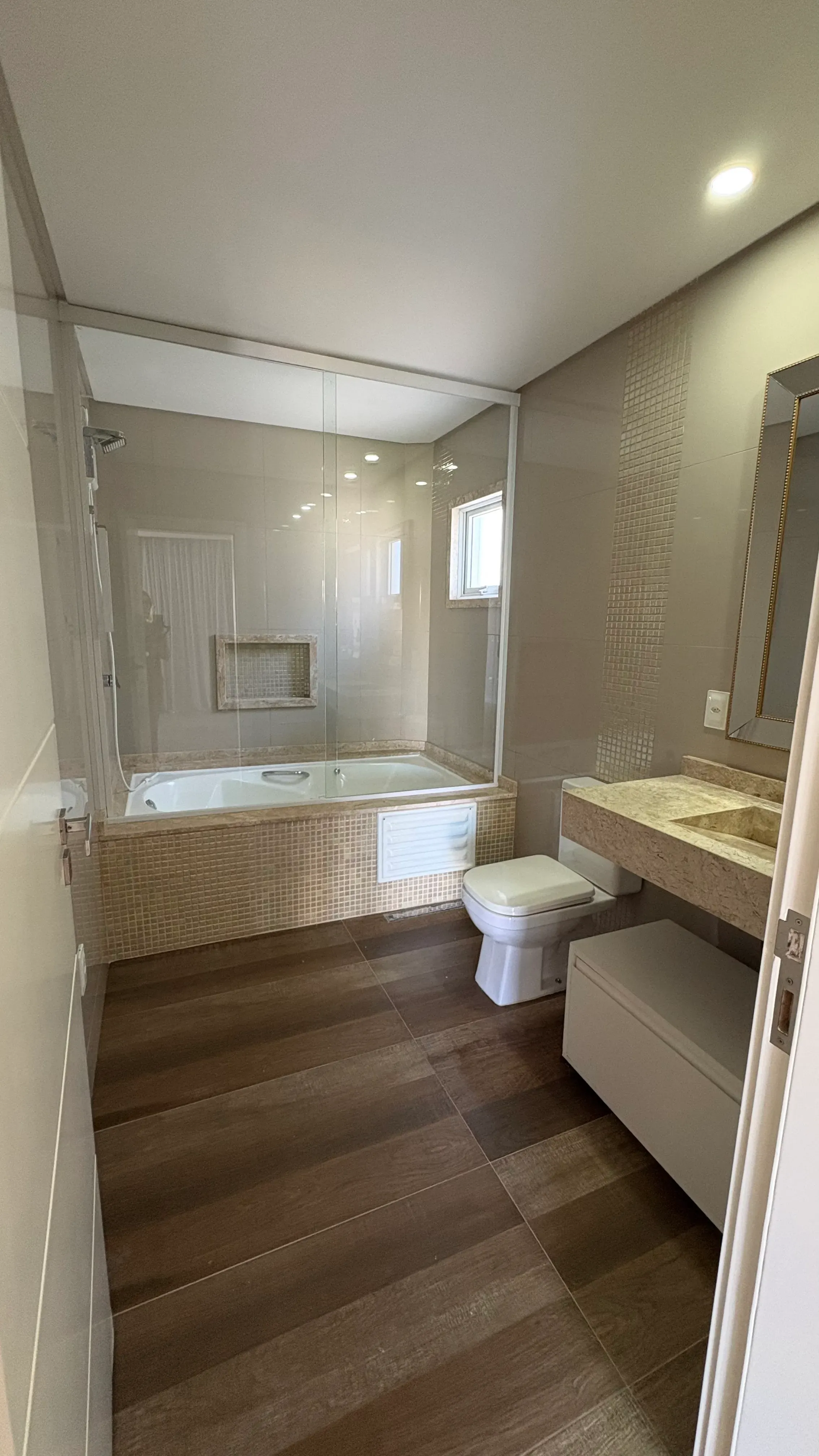 Casa mobiliada no Condomínio Caledônia com 4 dormitórios sendo 3 suítes e 4 vagas em Camboriú