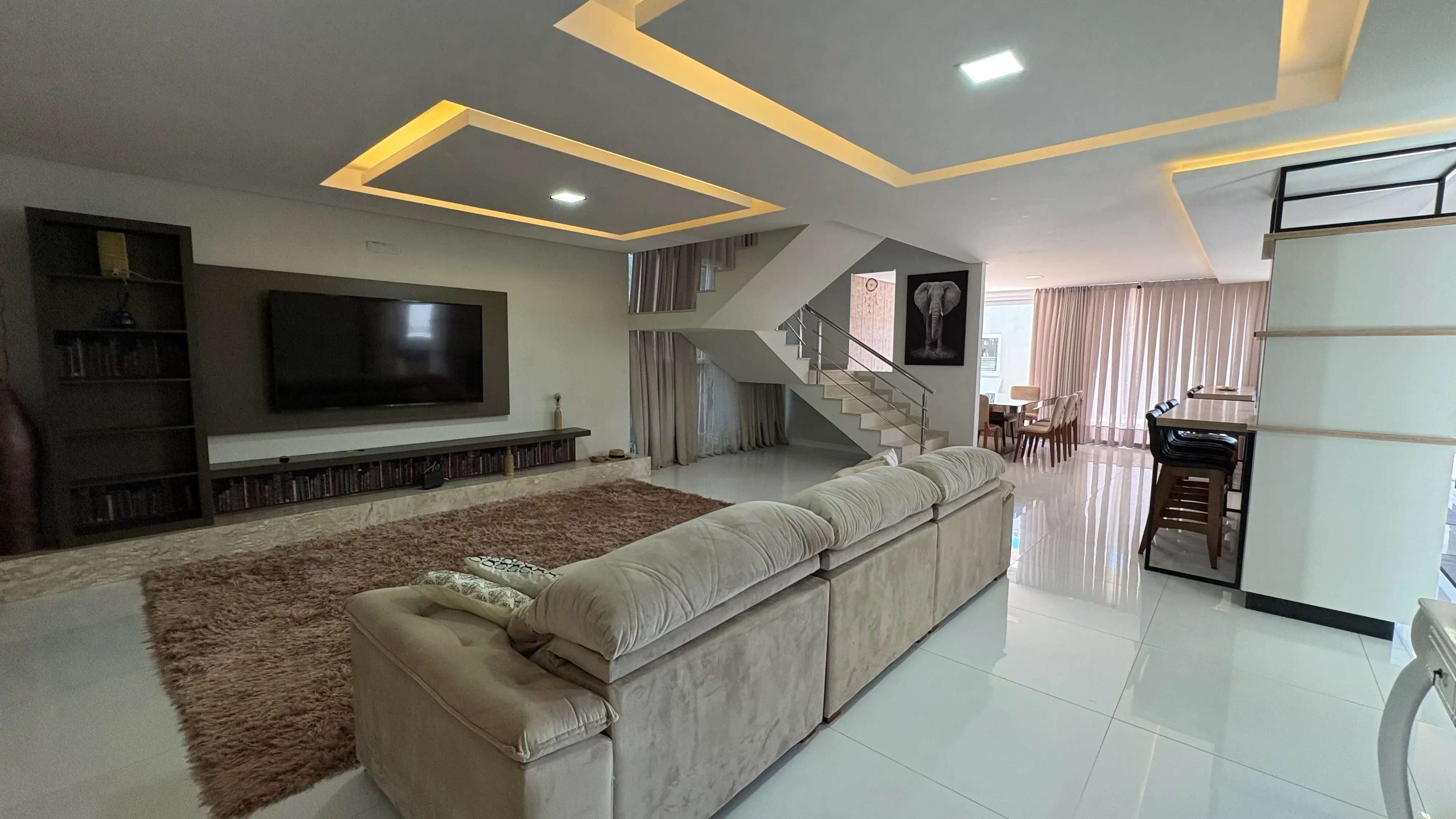 Casa mobiliada no Condomínio Caledônia com 4 dormitórios sendo 3 suítes e 4 vagas em Camboriú