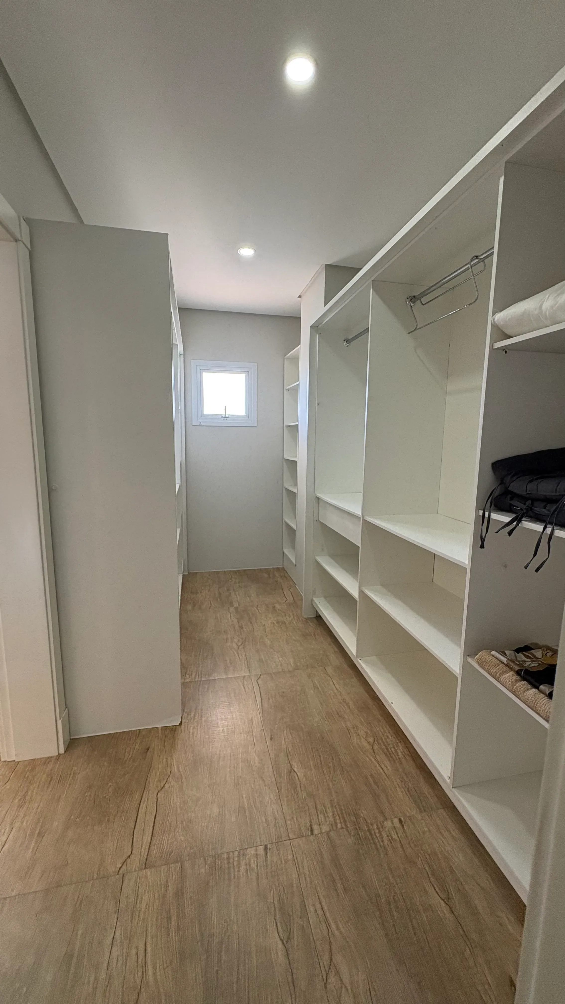 Casa mobiliada no Condomínio Caledônia com 4 dormitórios sendo 3 suítes e 4 vagas em Camboriú