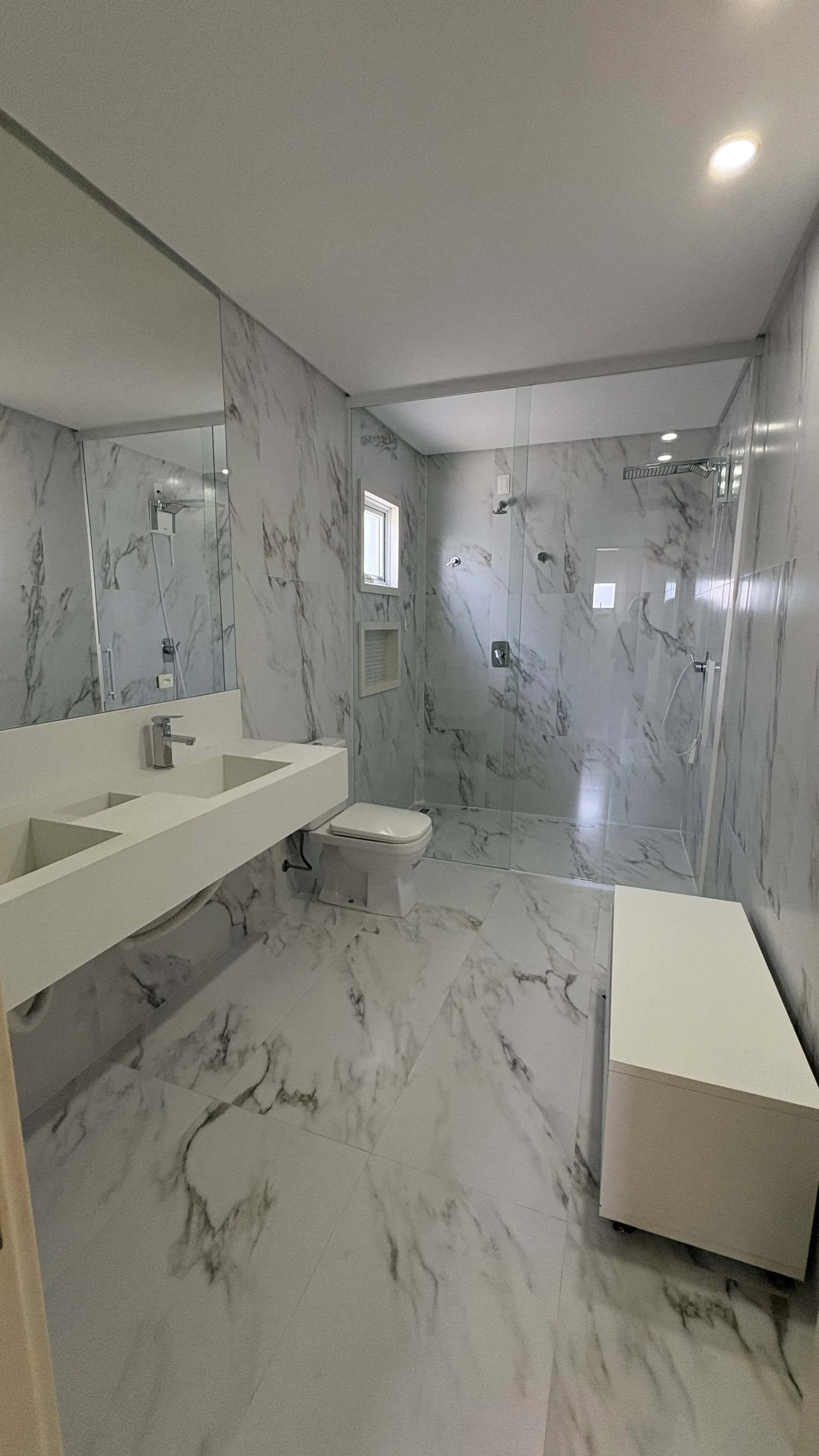 Casa mobiliada no Condomínio Caledônia com 4 dormitórios sendo 3 suítes e 4 vagas em Camboriú