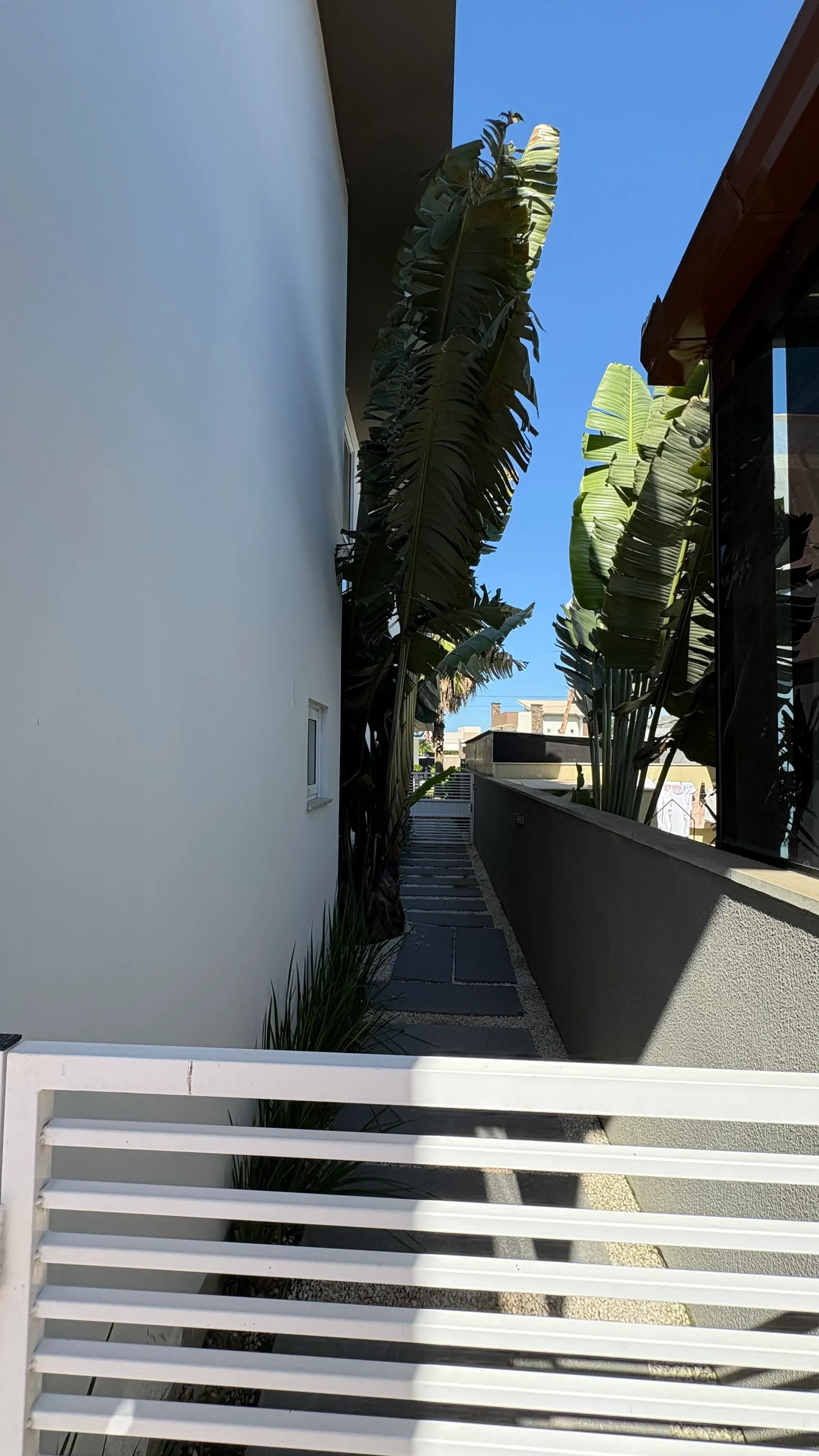 Casa mobiliada no Condomínio Caledônia com 4 dormitórios sendo 3 suítes e 4 vagas em Camboriú