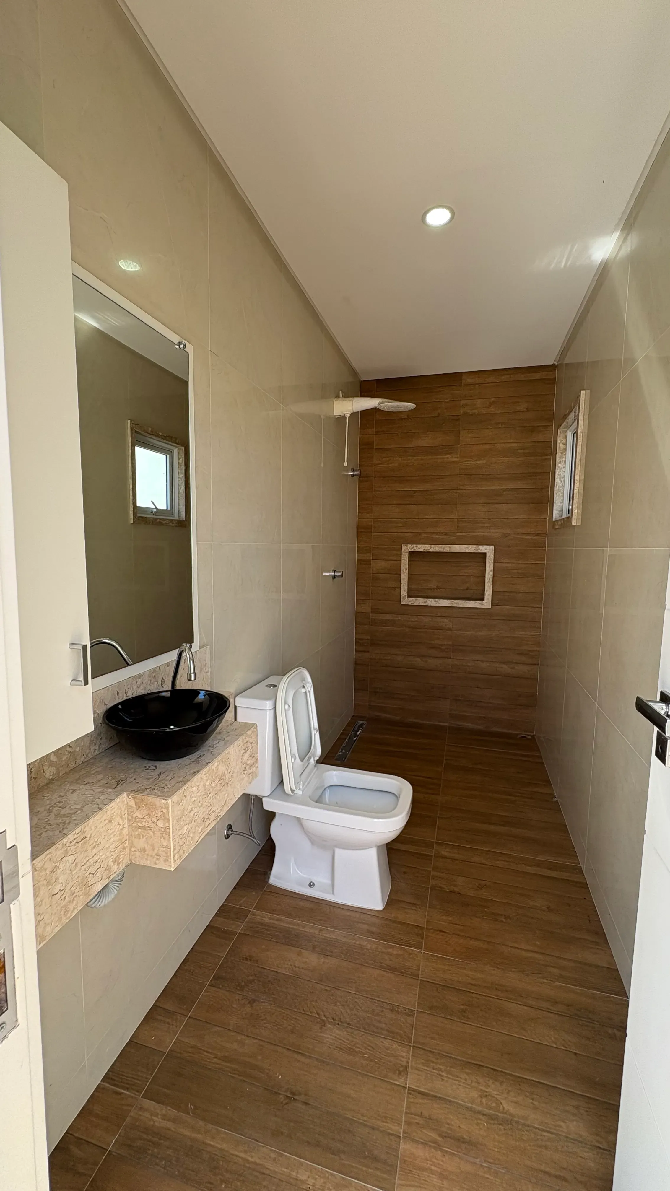 Casa mobiliada no Condomínio Caledônia com 4 dormitórios sendo 3 suítes e 4 vagas em Camboriú