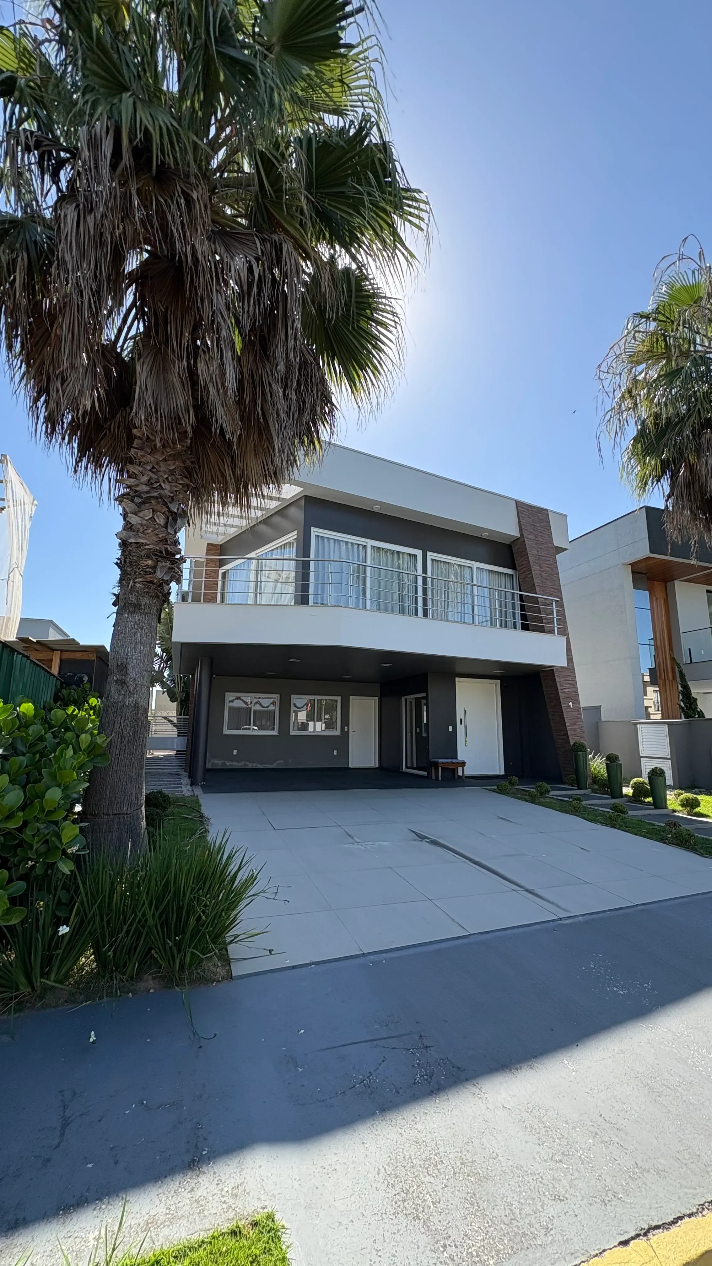 Casa mobiliada no Condomínio Caledônia com 4 dormitórios sendo 3 suítes e 4 vagas em Camboriú