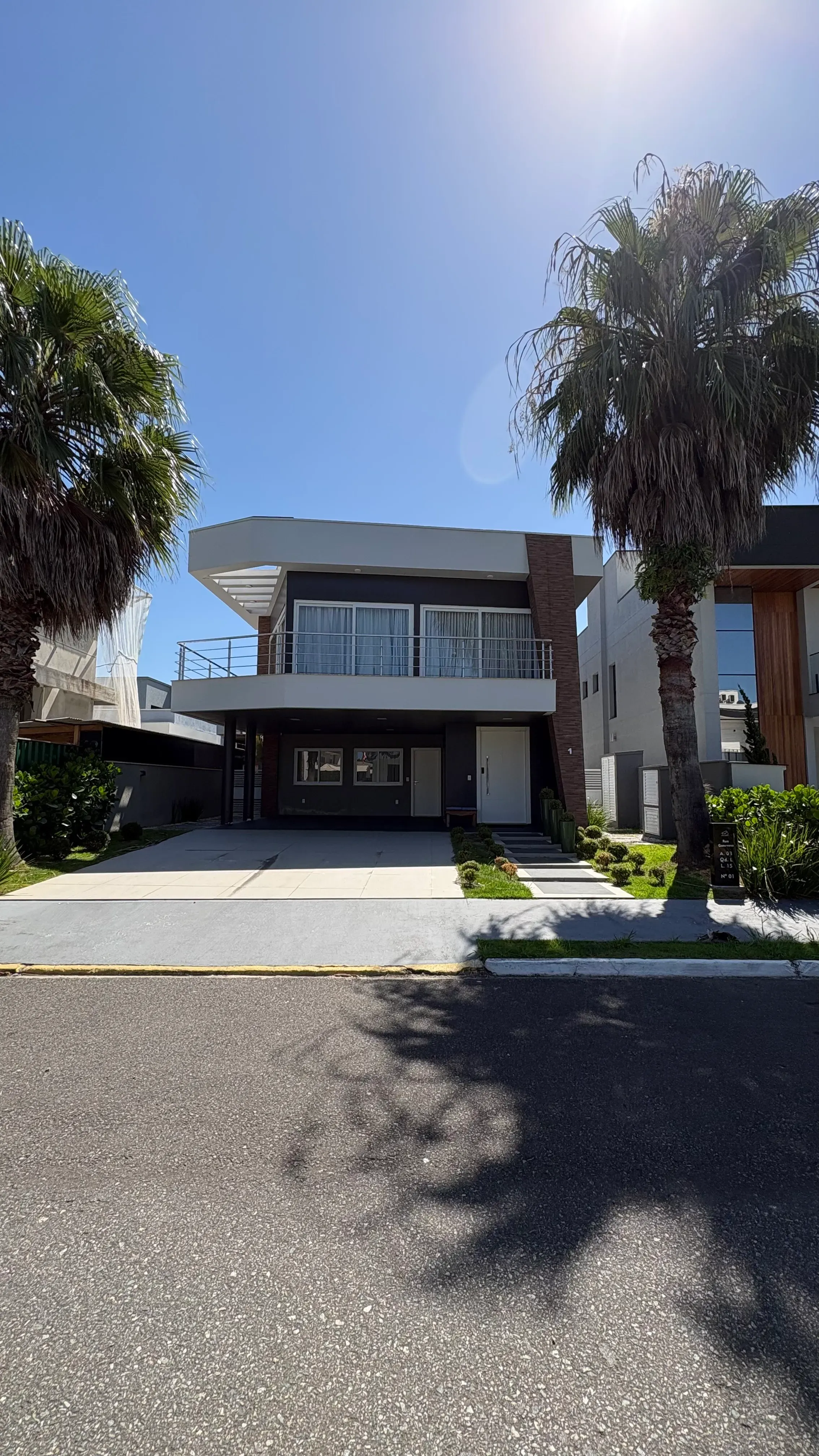 Casa mobiliada no Condomínio Caledônia com 4 dormitórios sendo 3 suítes e 4 vagas em Camboriú