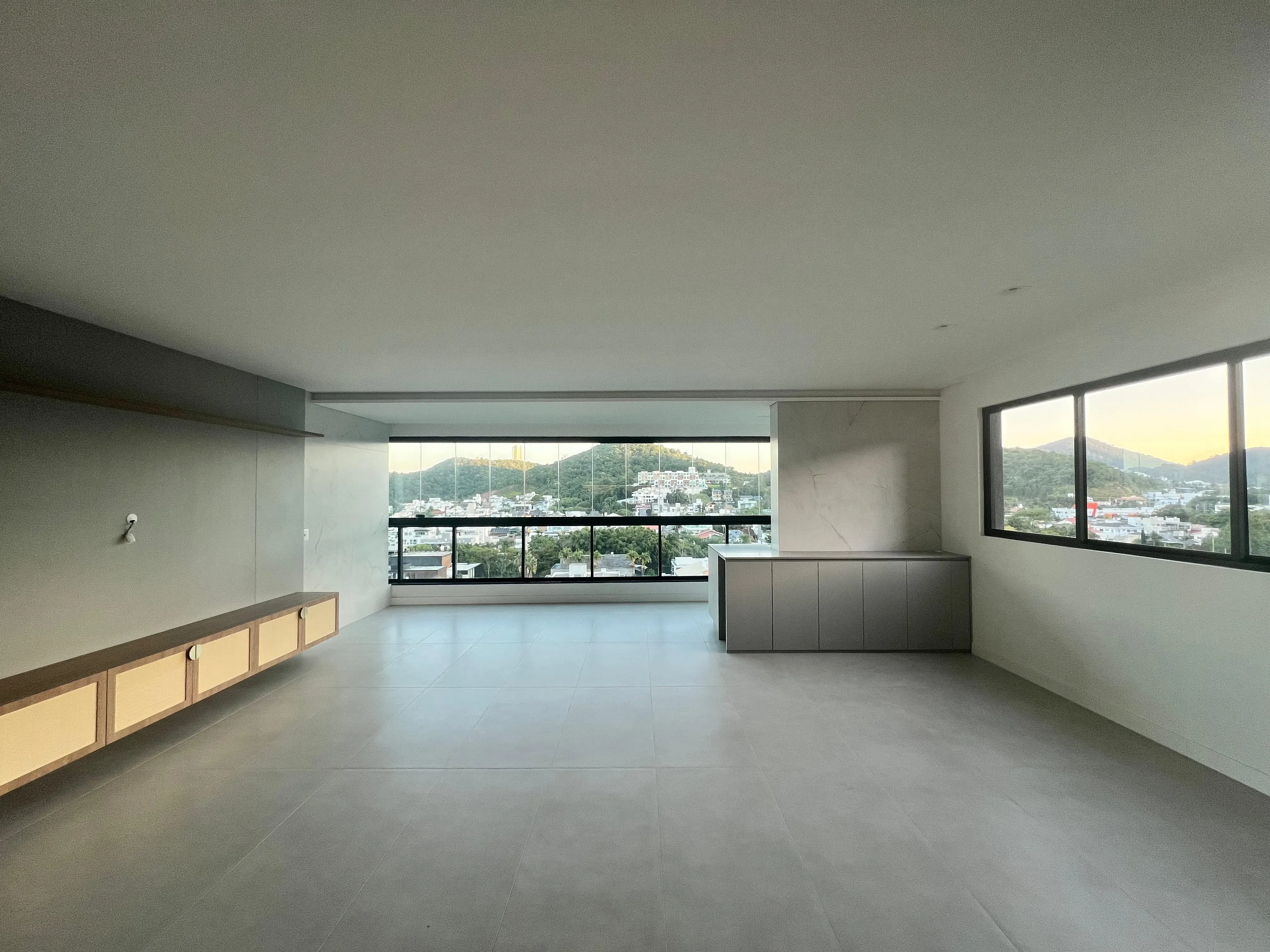 Apartamento com 3 dormitórios sendo 3 suítes e 2 vagas de garagem em Itajaí/SC