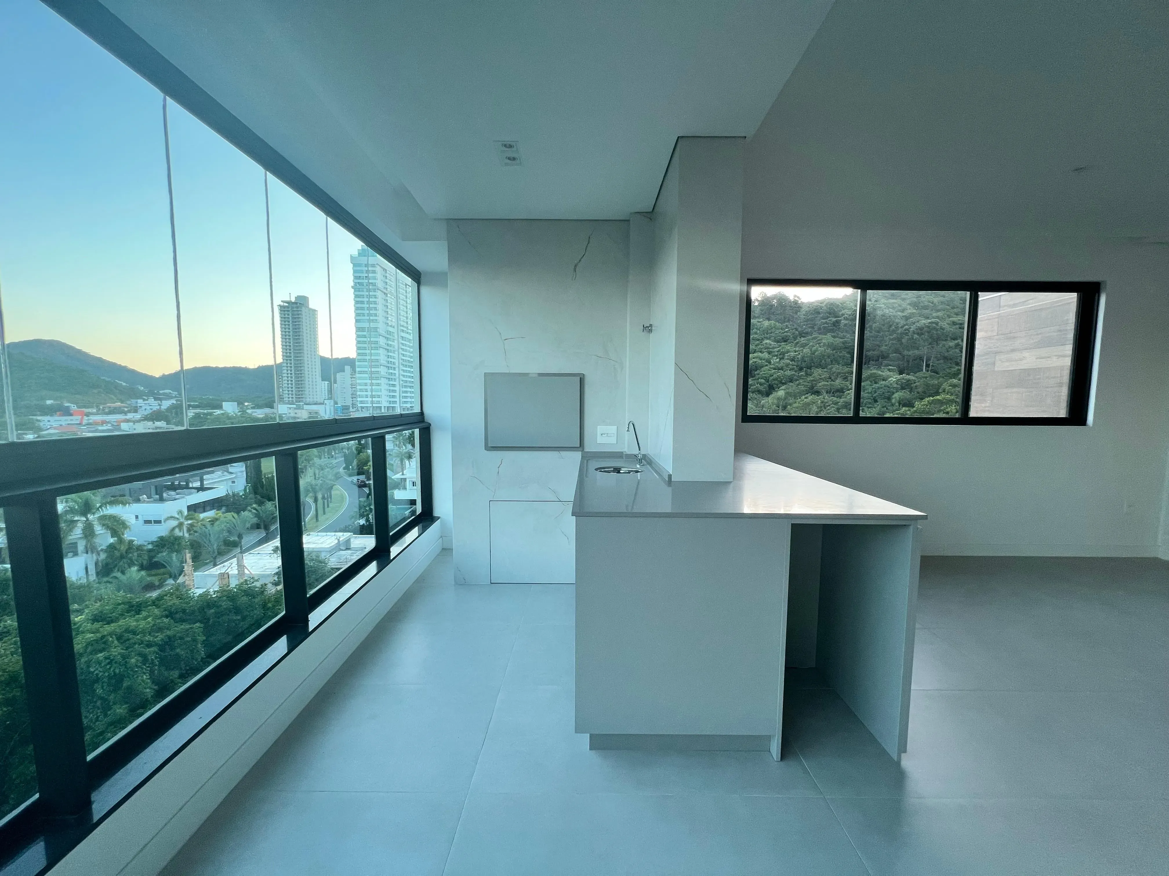 Apartamento com 3 dormitórios sendo 3 suítes e 2 vagas de garagem em Itajaí/SC