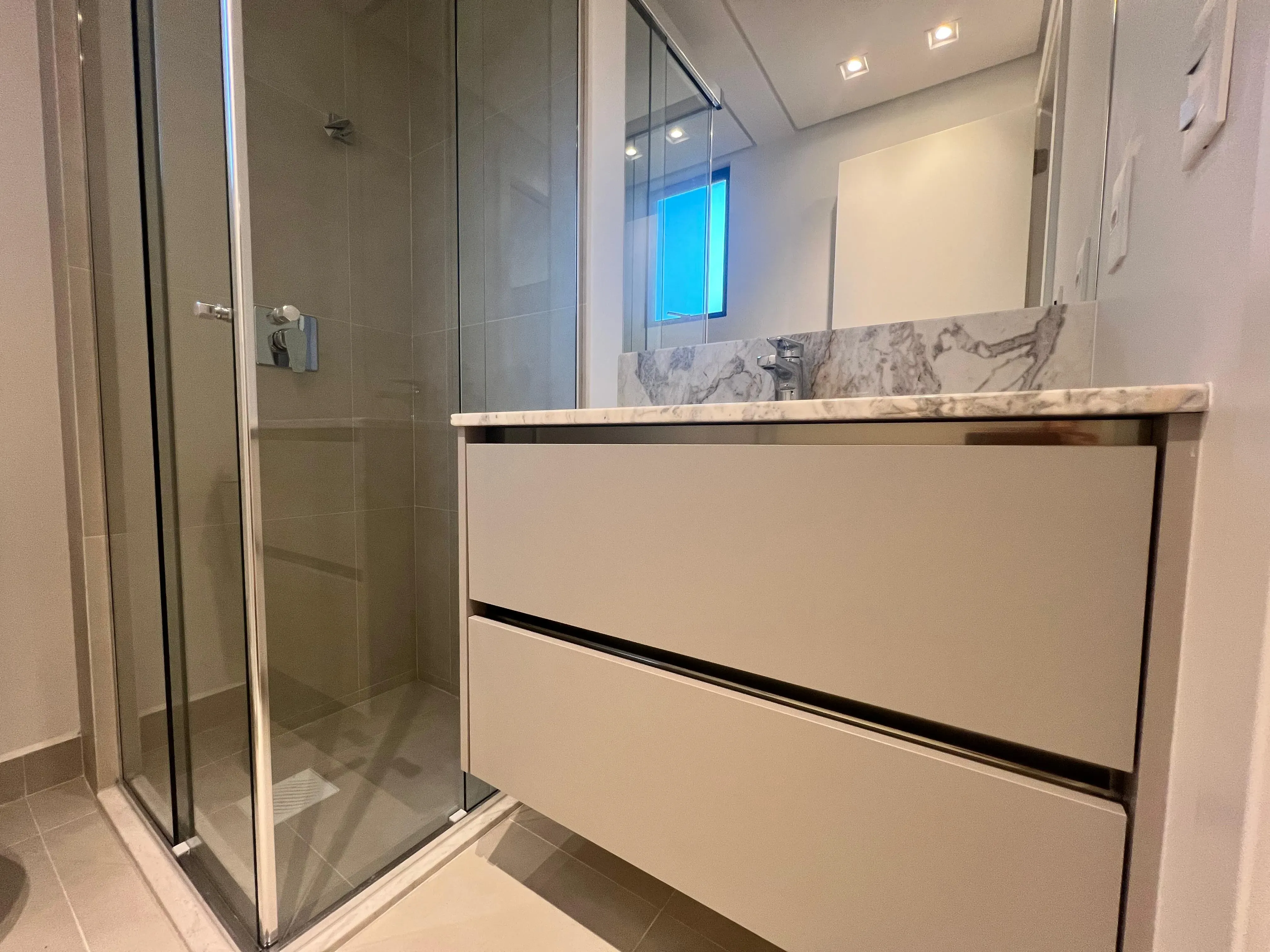 Apartamento com 3 dormitórios sendo 3 suítes e 2 vagas de garagem em Itajaí/SC