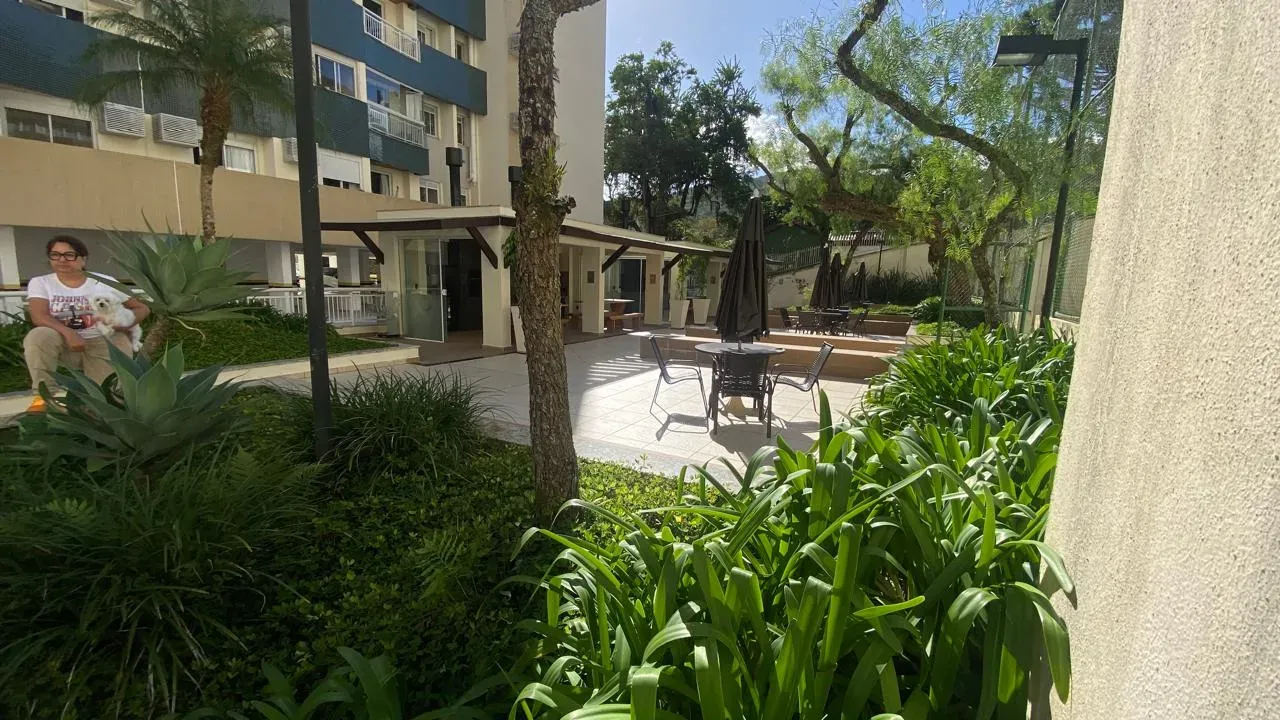 Apartamento mobiliado 3 dormitórios sendo 1 suíte e 1 vaga no Bairro Itacorubi em Florianópolis/SC