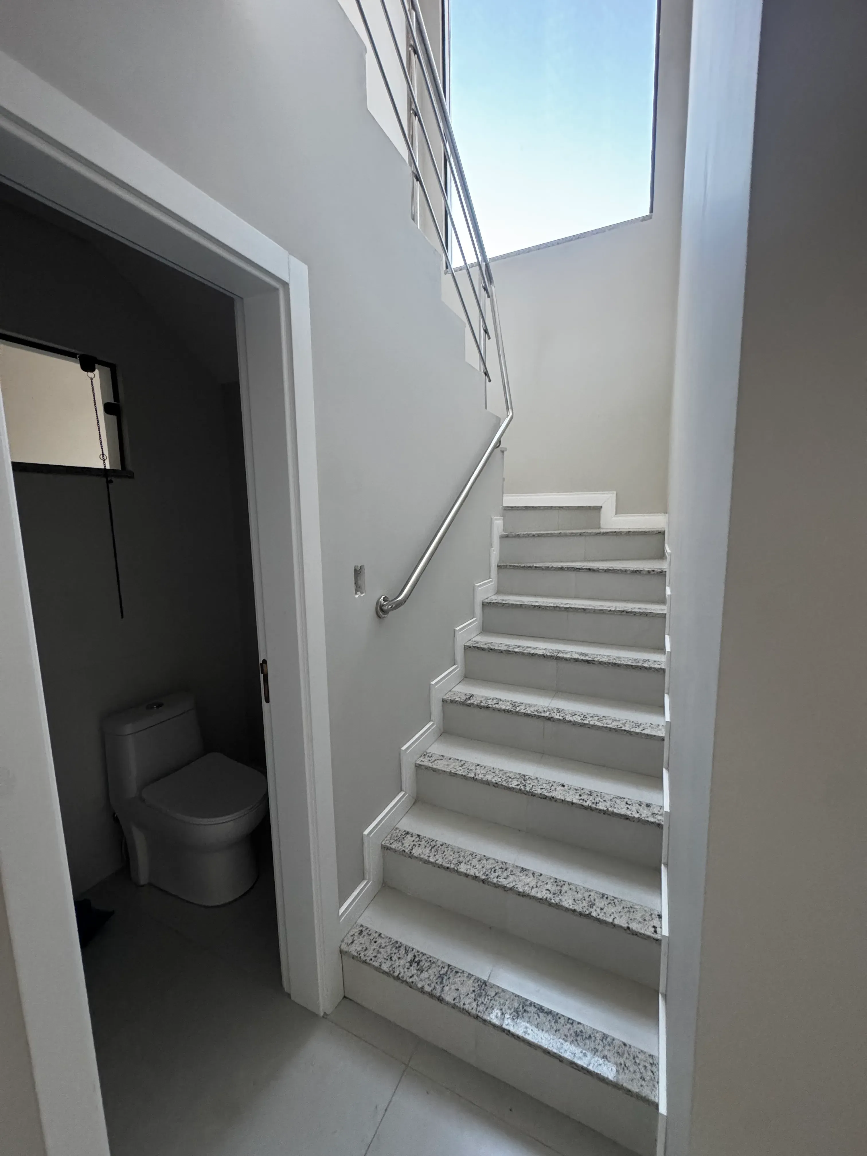 Sobrado com 3 suítes e 2 vagas de garagem no Dom Bosco em Itajaí