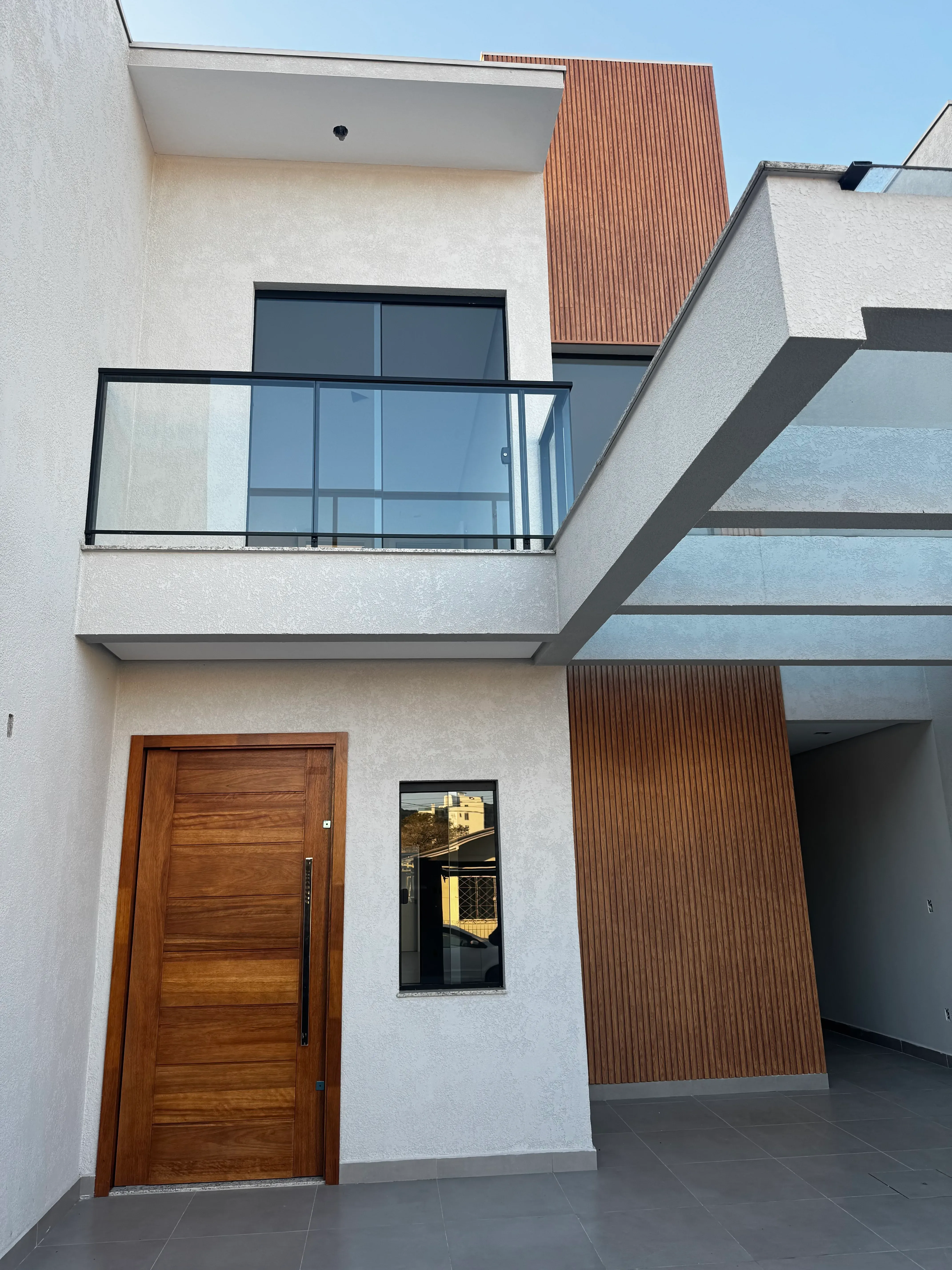 Sobrado com 3 suítes e 2 vagas de garagem no Dom Bosco em Itajaí