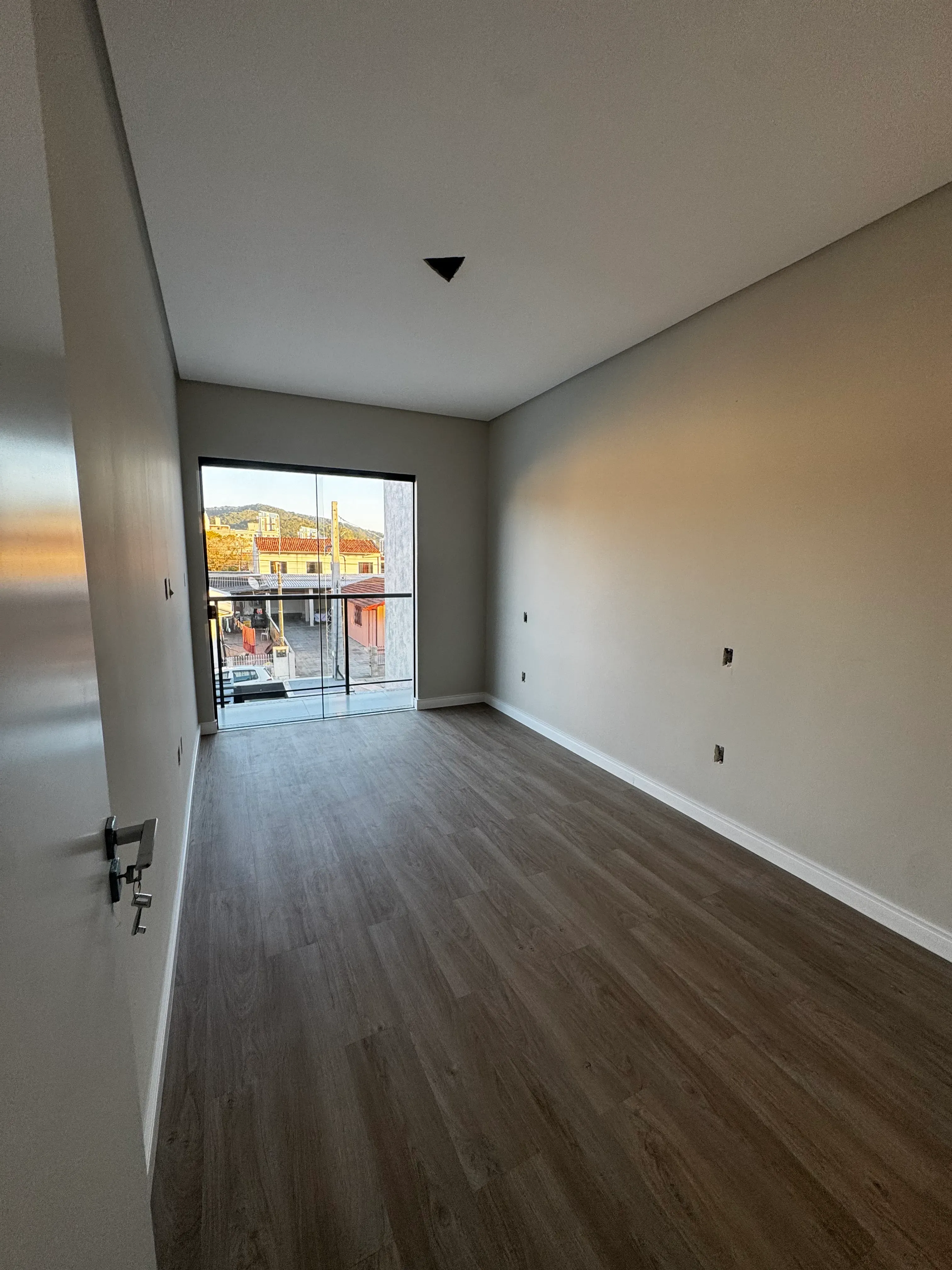 Sobrado com 3 suítes e 2 vagas de garagem no Dom Bosco em Itajaí