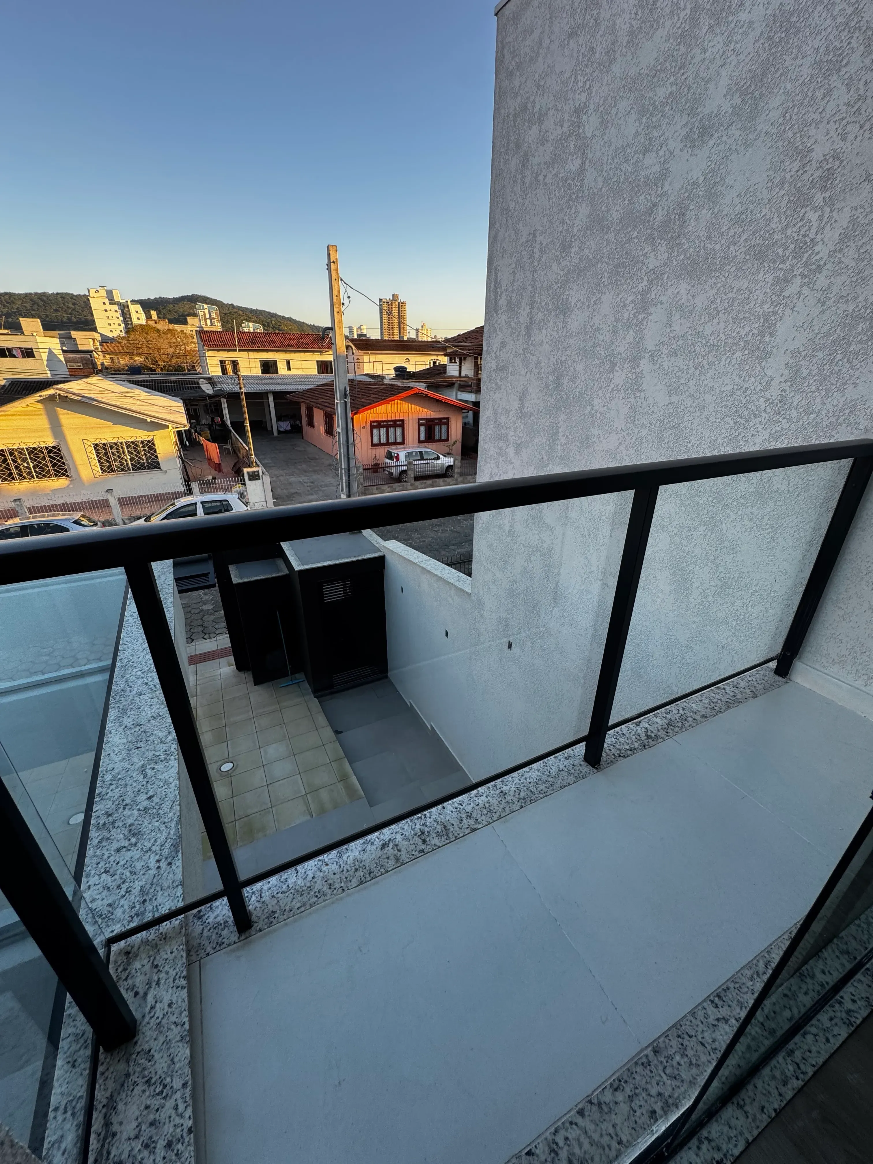 Sobrado com 3 suítes e 2 vagas de garagem no Dom Bosco em Itajaí