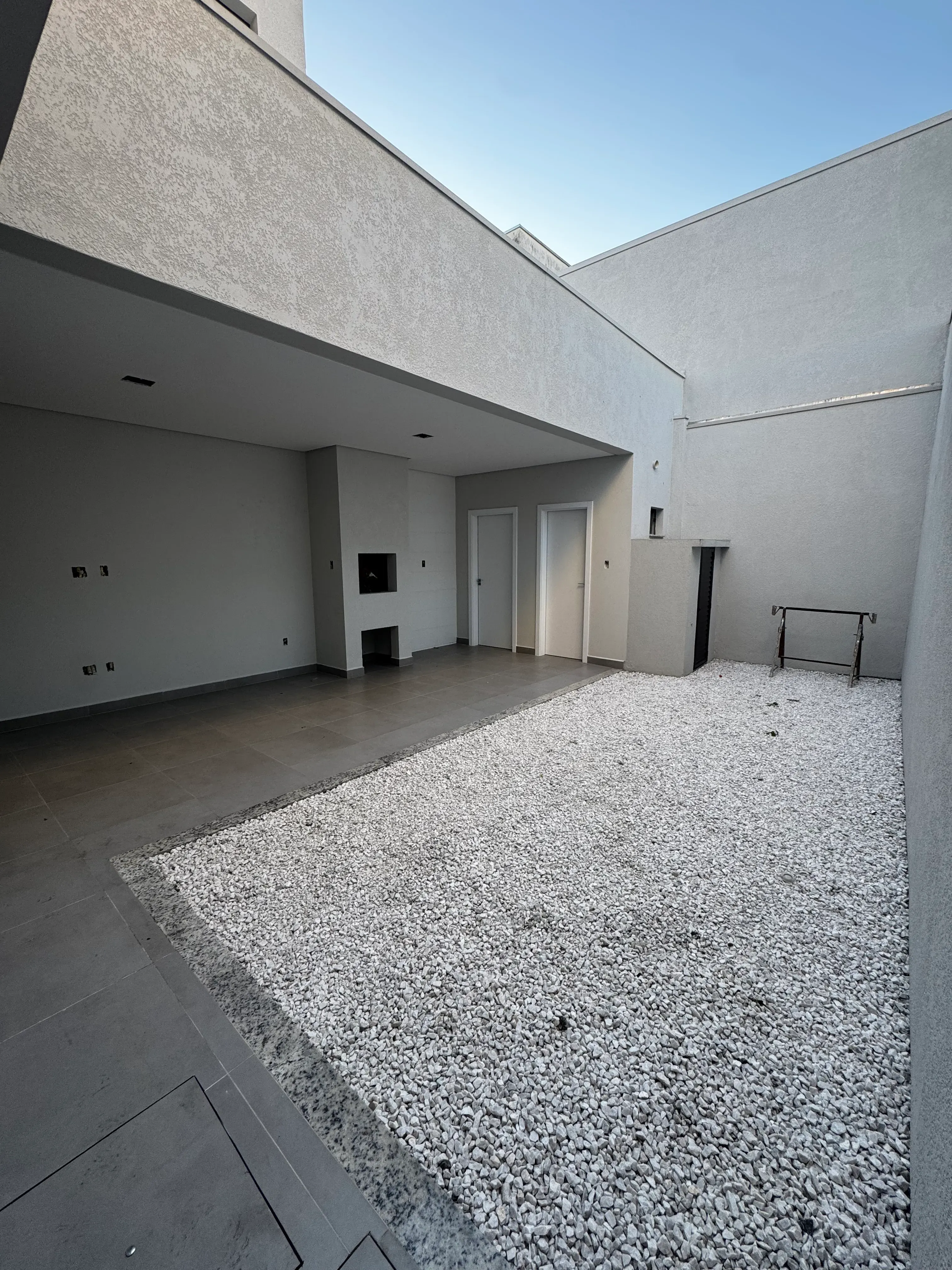 Sobrado com 3 suítes e 2 vagas de garagem no Dom Bosco em Itajaí