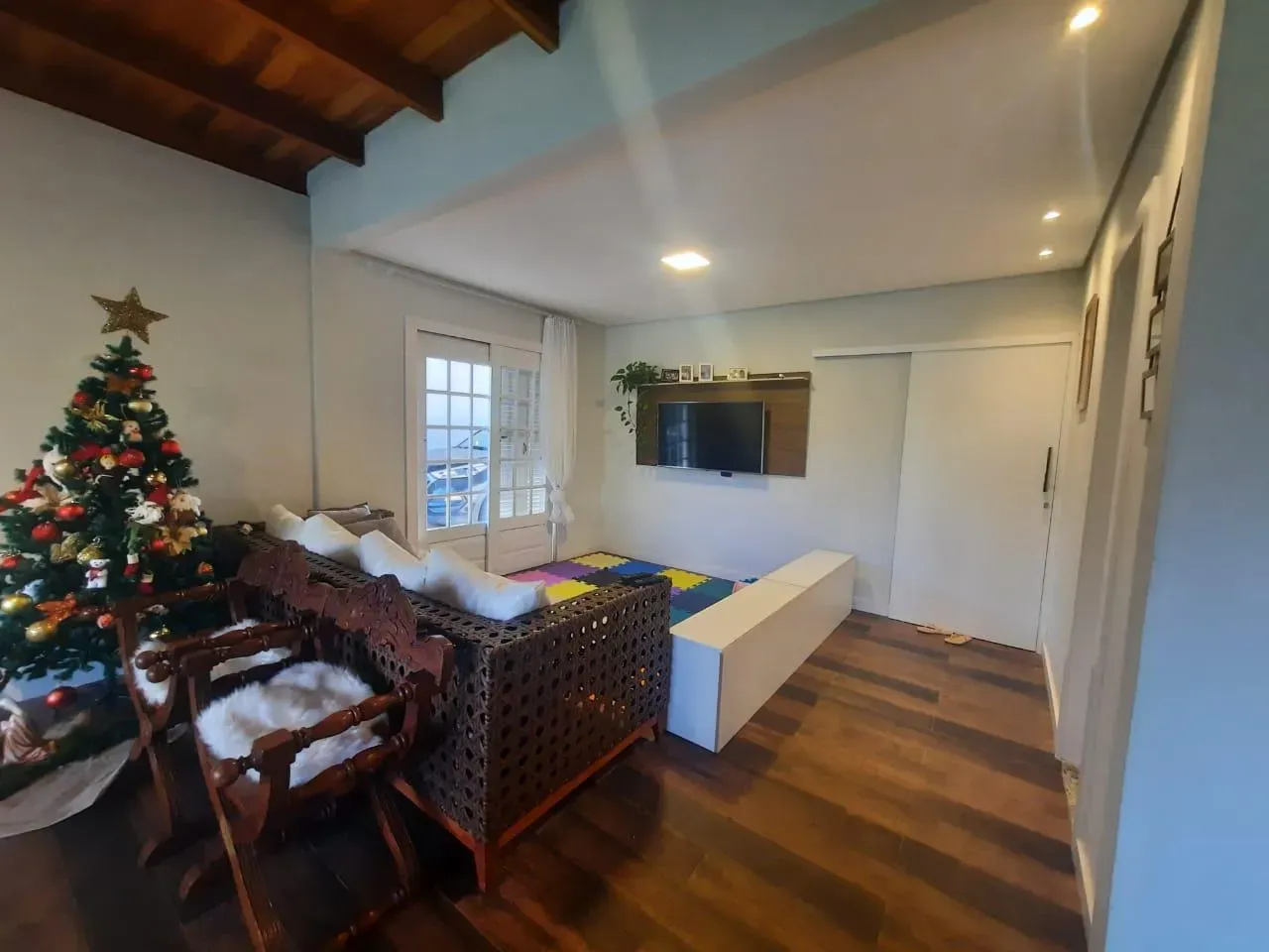 Casa mobiliada com 4 Dormitórios sendo 01 suíte e 4 vagas em Penha SC