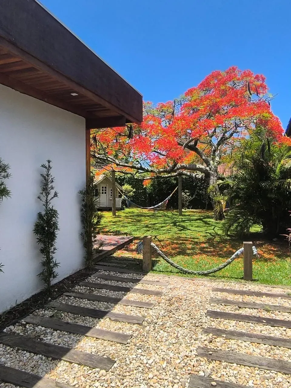 Casa mobiliada com 4 Dormitórios sendo 01 suíte e 4 vagas em Penha SC
