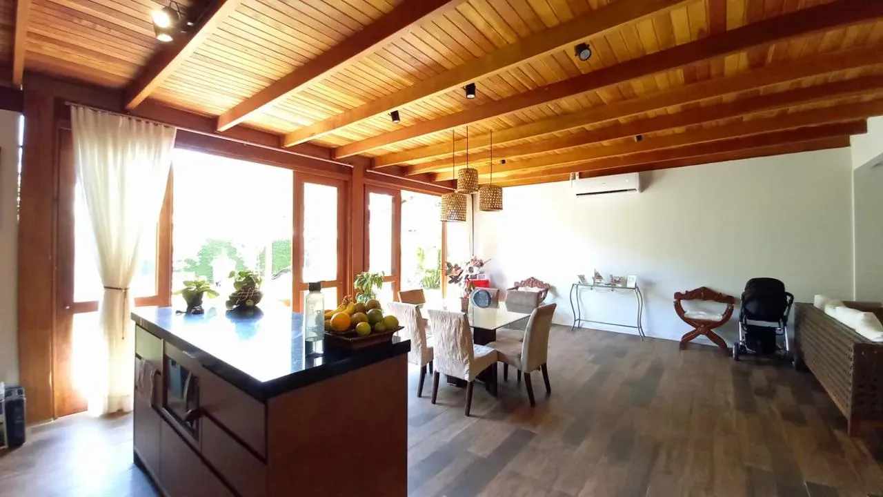 Casa mobiliada com 4 Dormitórios sendo 01 suíte e 4 vagas em Penha SC