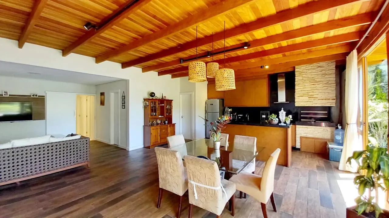 Casa mobiliada com 4 Dormitórios sendo 01 suíte e 4 vagas em Penha SC