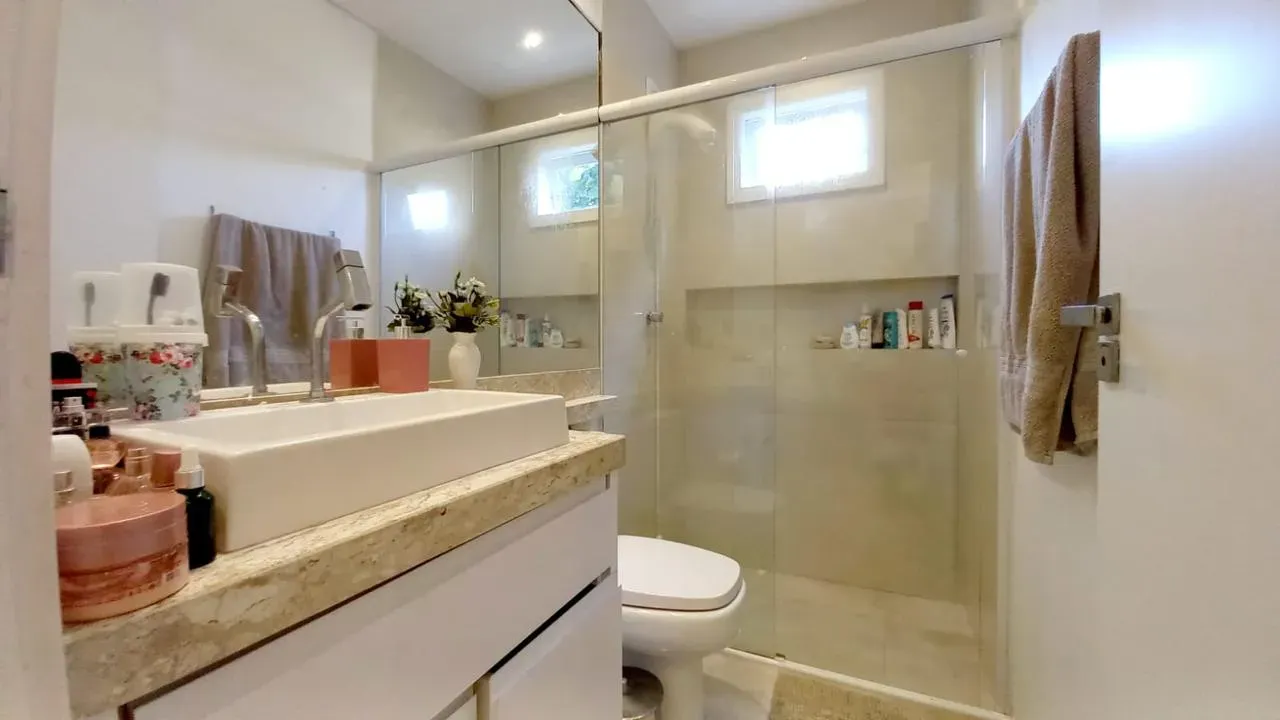 Casa mobiliada com 4 Dormitórios sendo 01 suíte e 4 vagas em Penha SC