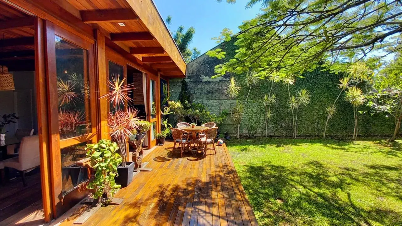 Casa mobiliada com 4 Dormitórios sendo 01 suíte e 4 vagas em Penha SC