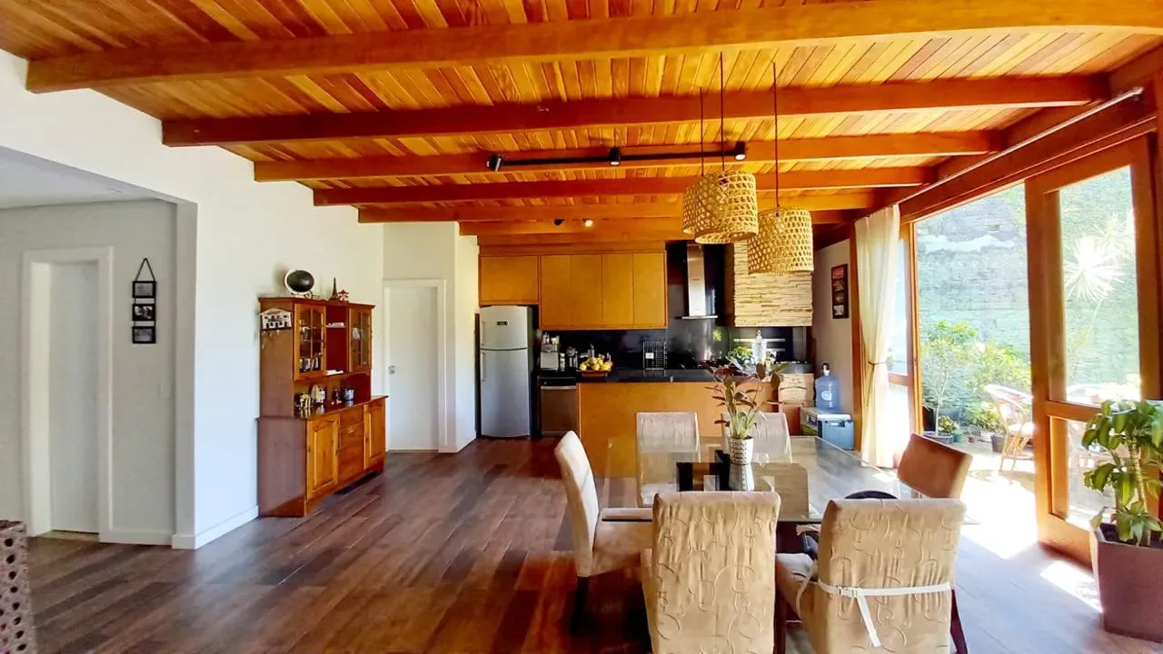 Casa mobiliada com 4 Dormitórios sendo 01 suíte e 4 vagas em Penha SC