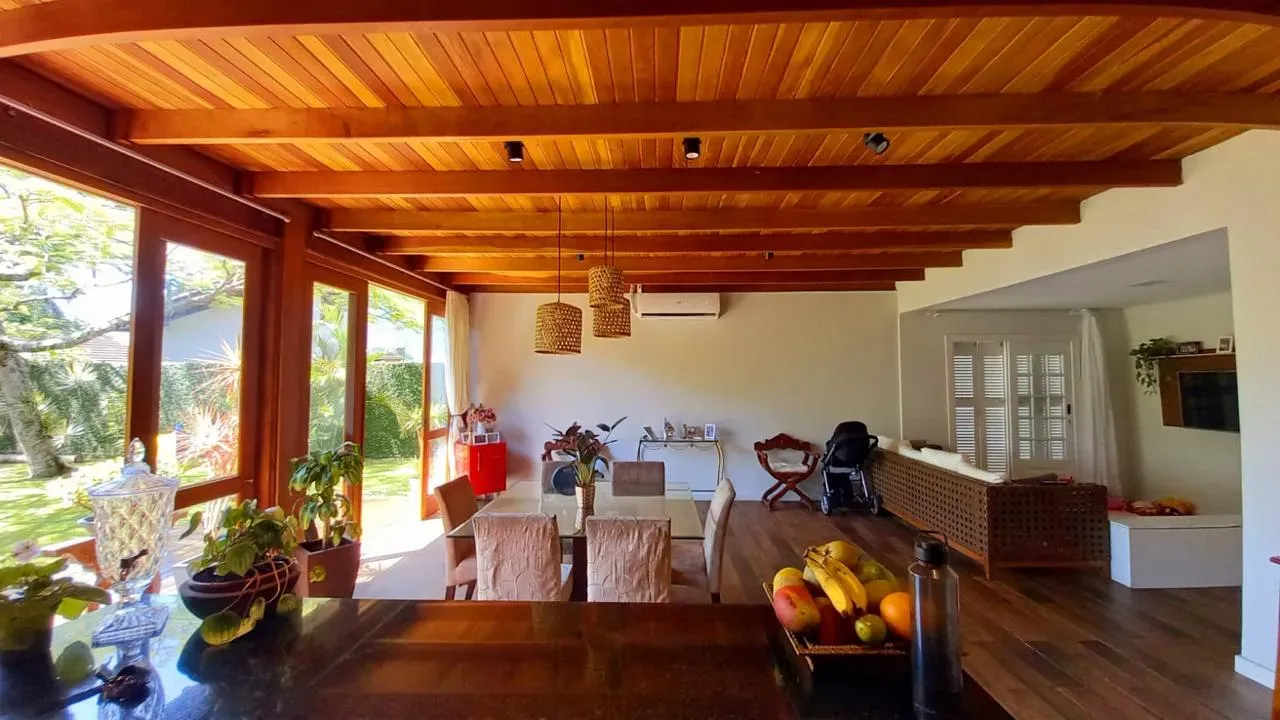 Casa mobiliada com 4 Dormitórios sendo 01 suíte e 4 vagas em Penha SC