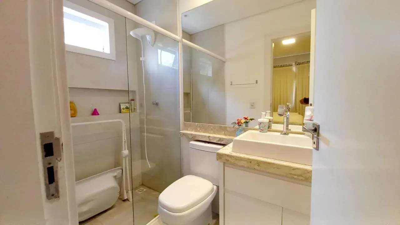 Casa mobiliada com 4 Dormitórios sendo 01 suíte e 4 vagas em Penha SC