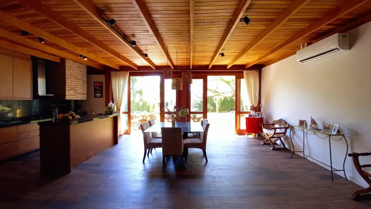 Casa mobiliada com 4 Dormitórios sendo 01 suíte e 4 vagas em Penha SC