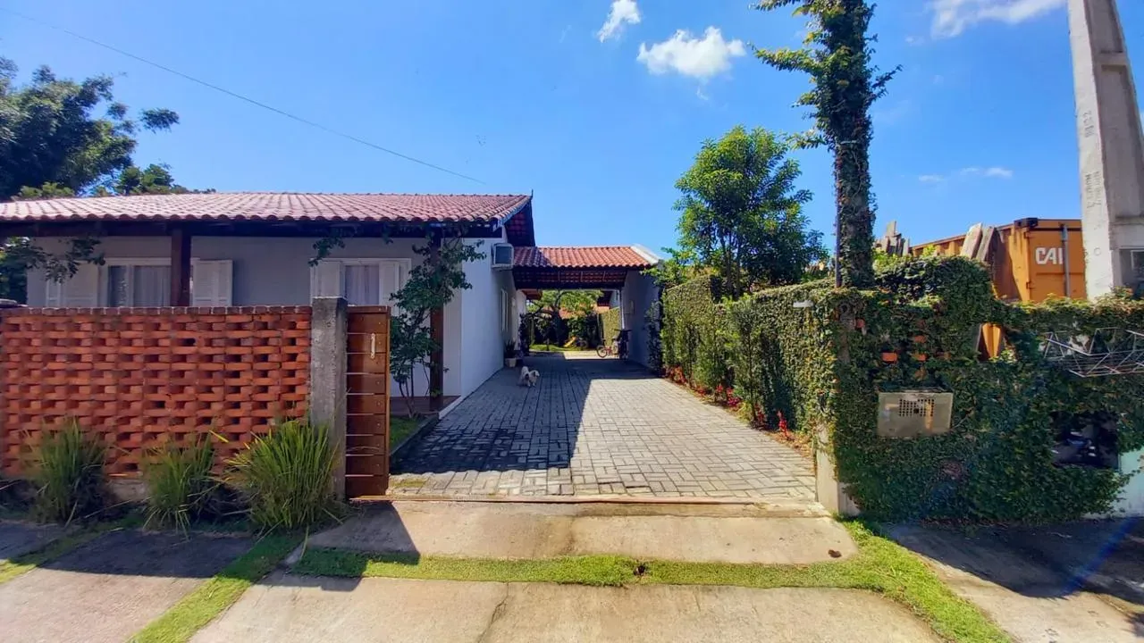 Casa mobiliada com 4 Dormitórios sendo 01 suíte e 4 vagas em Penha SC