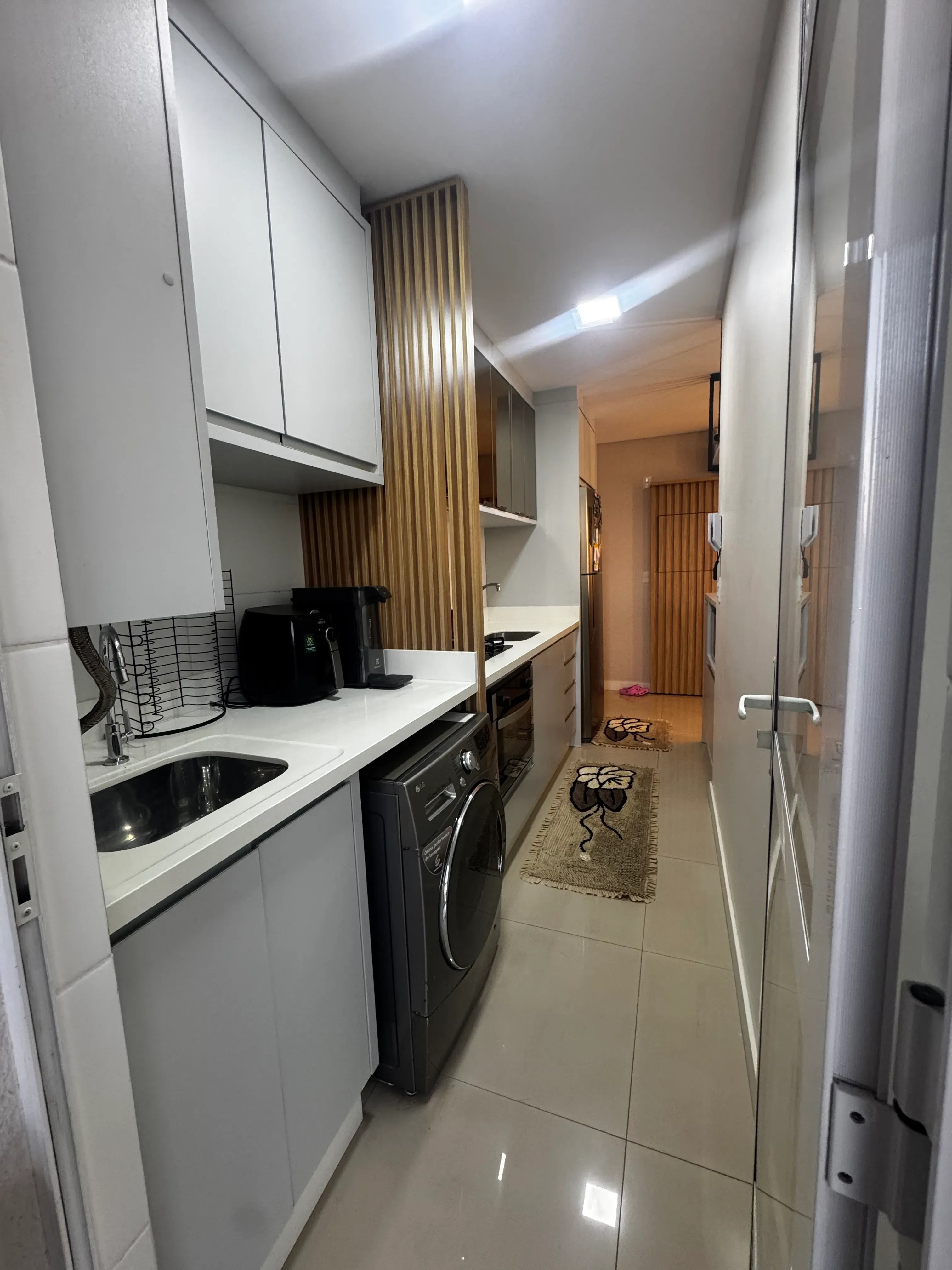 Apartamento mobiliado com 3 dormitórios sendo 1 suíte e 2 vagas no Bairro São João em Itajaí