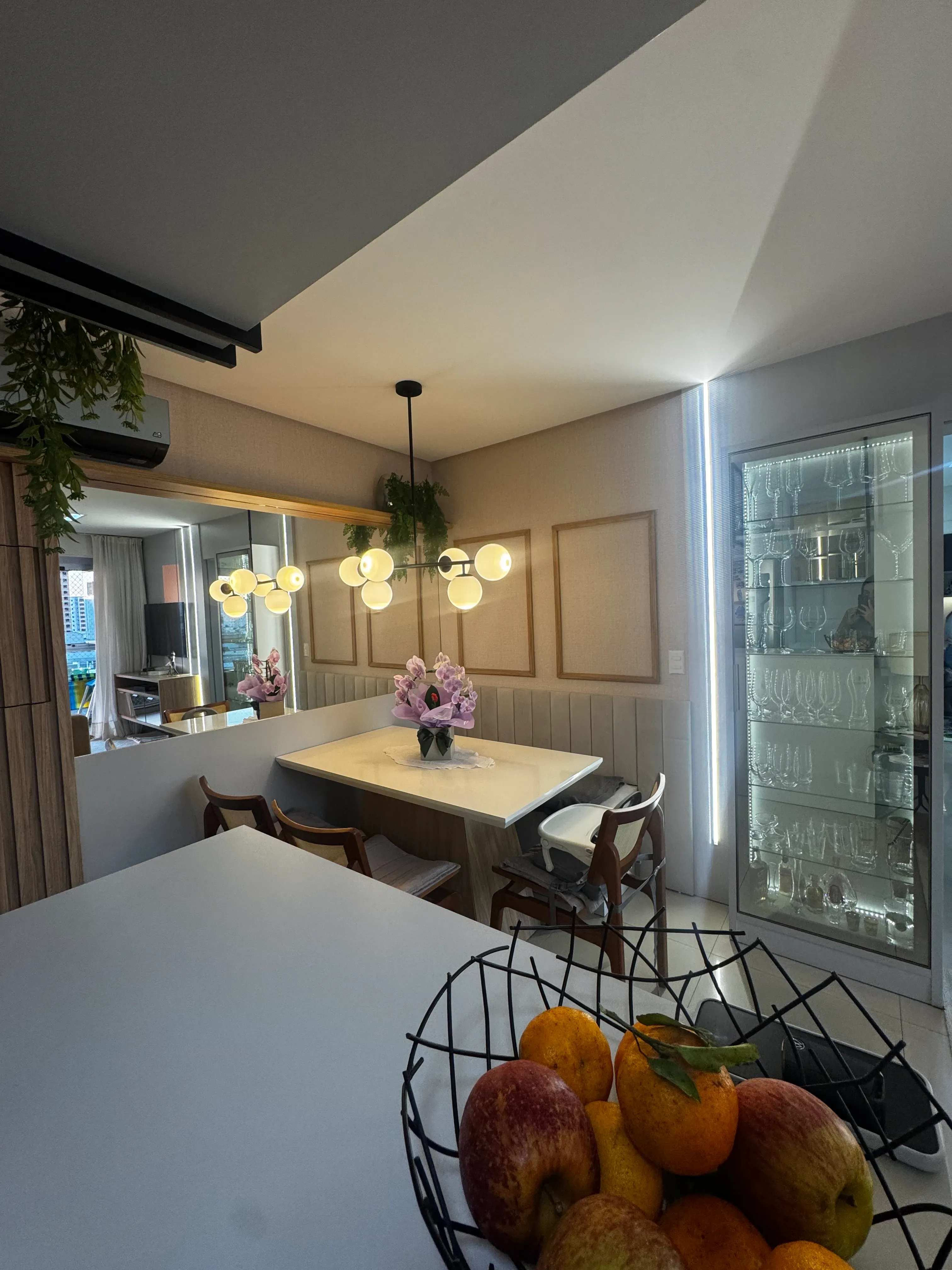 Apartamento mobiliado com 3 dormitórios sendo 1 suíte e 2 vagas no Bairro São João em Itajaí