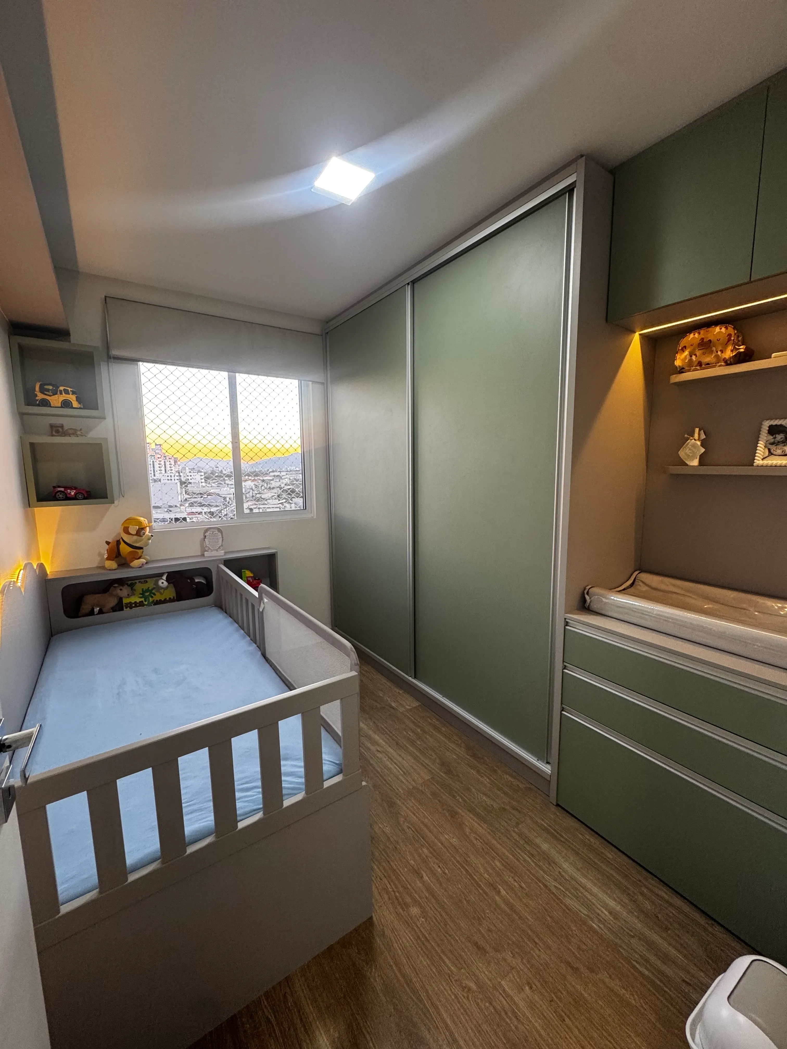 Apartamento mobiliado com 3 dormitórios sendo 1 suíte e 2 vagas no Bairro São João em Itajaí