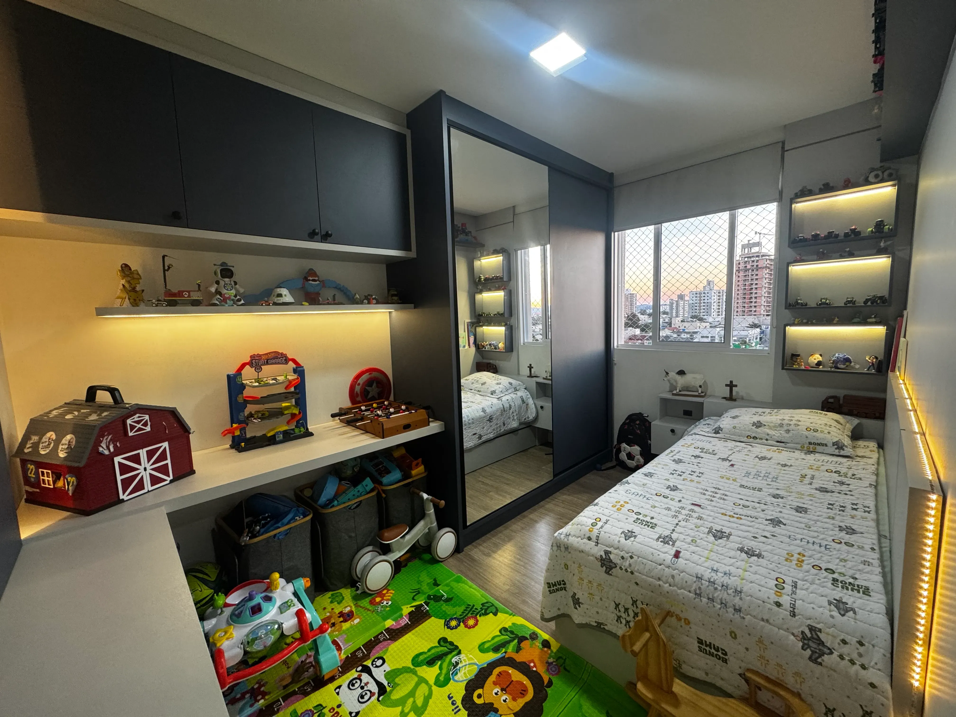 Apartamento mobiliado com 3 dormitórios sendo 1 suíte e 2 vagas no Bairro São João em Itajaí