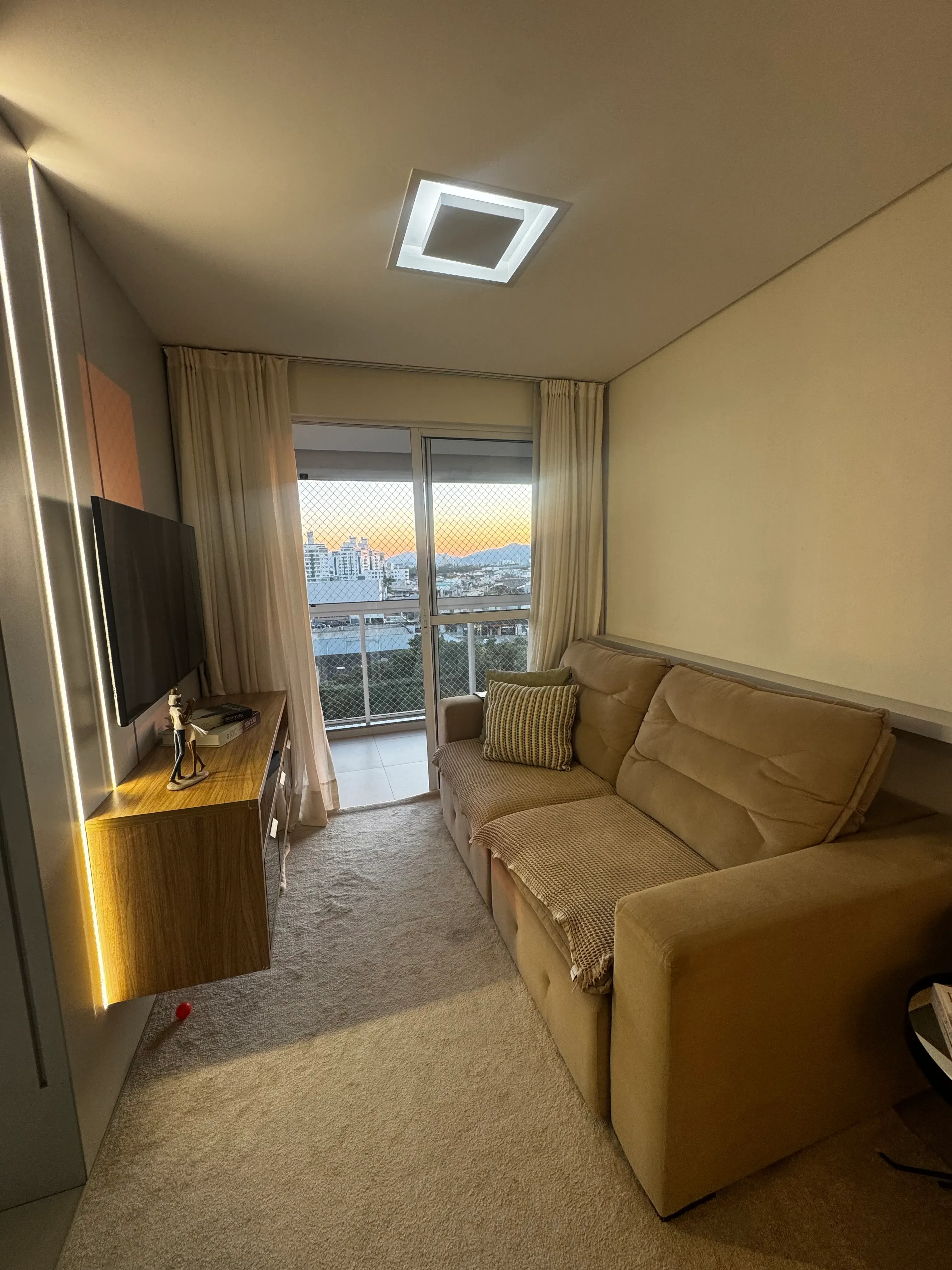 Apartamento mobiliado com 3 dormitórios sendo 1 suíte e 2 vagas no Bairro São João em Itajaí