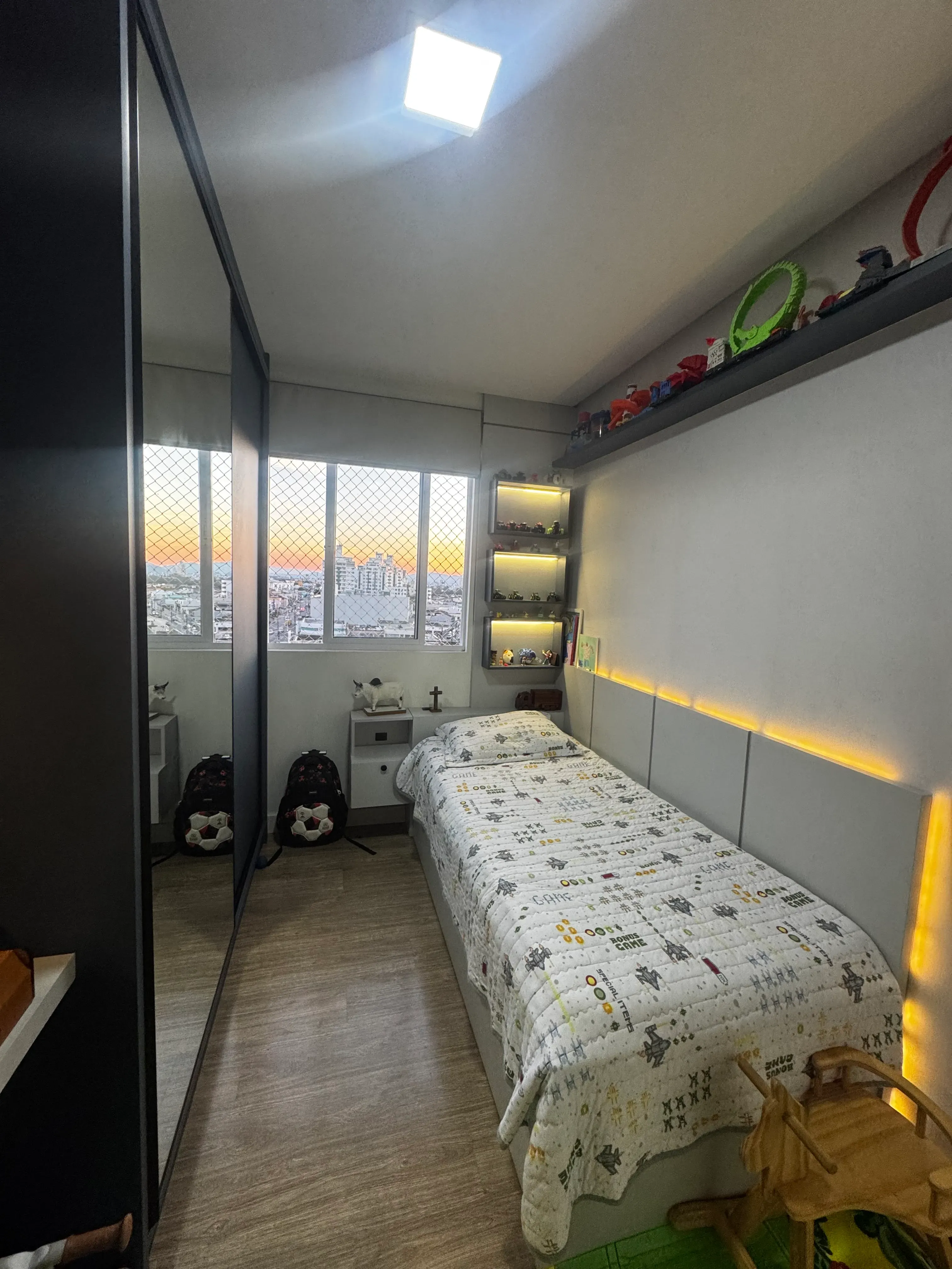 Apartamento mobiliado com 3 dormitórios sendo 1 suíte e 2 vagas no Bairro São João em Itajaí