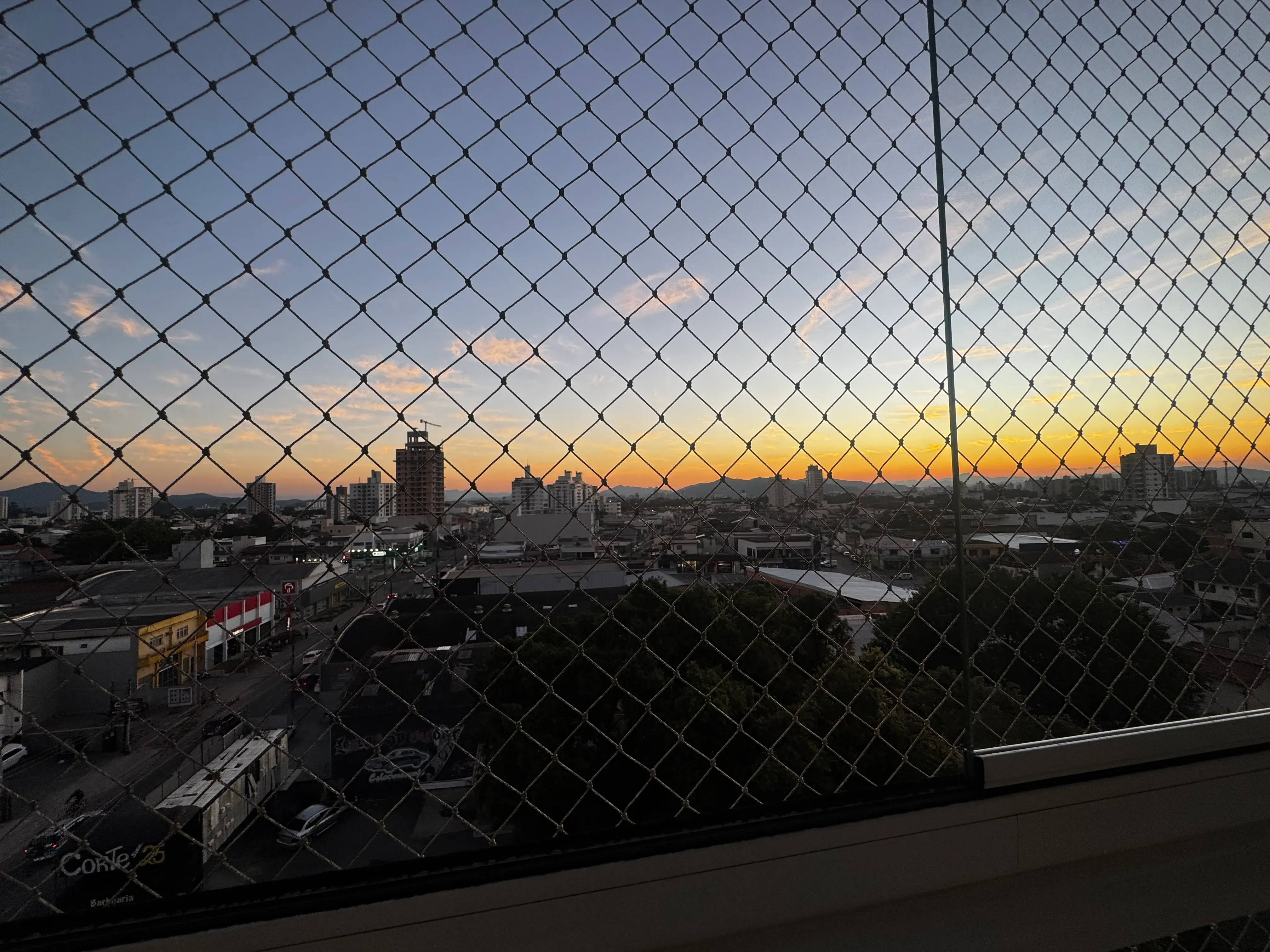 Apartamento mobiliado com 3 dormitórios sendo 1 suíte e 2 vagas no Bairro São João em Itajaí