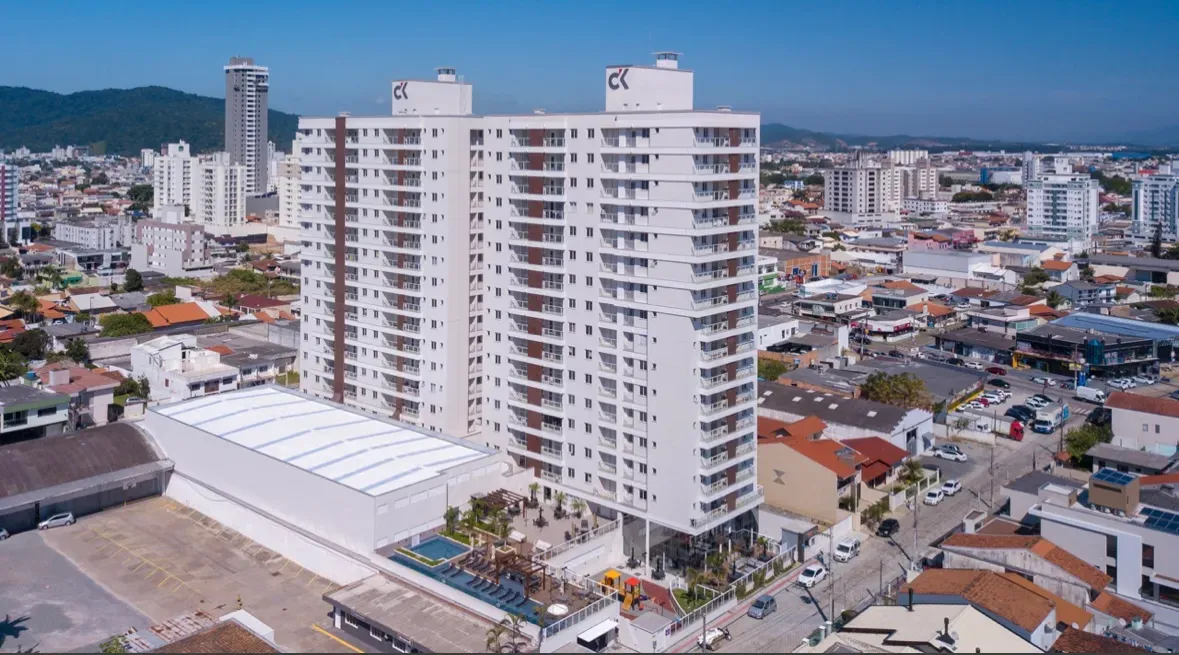 Apartamento mobiliado com 3 dormitórios sendo 1 suíte e 2 vagas no Bairro São João em Itajaí