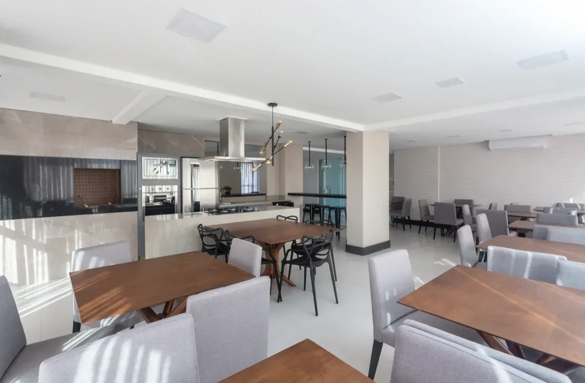 Apartamento mobiliado com 3 dormitórios sendo 1 suíte e 2 vagas no Bairro São João em Itajaí