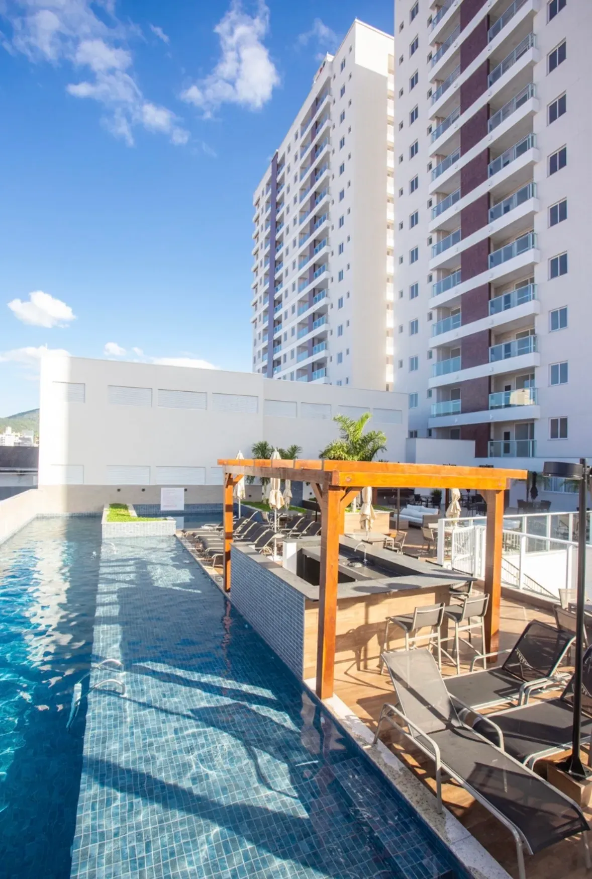 Apartamento mobiliado com 3 dormitórios sendo 1 suíte e 2 vagas no Bairro São João em Itajaí