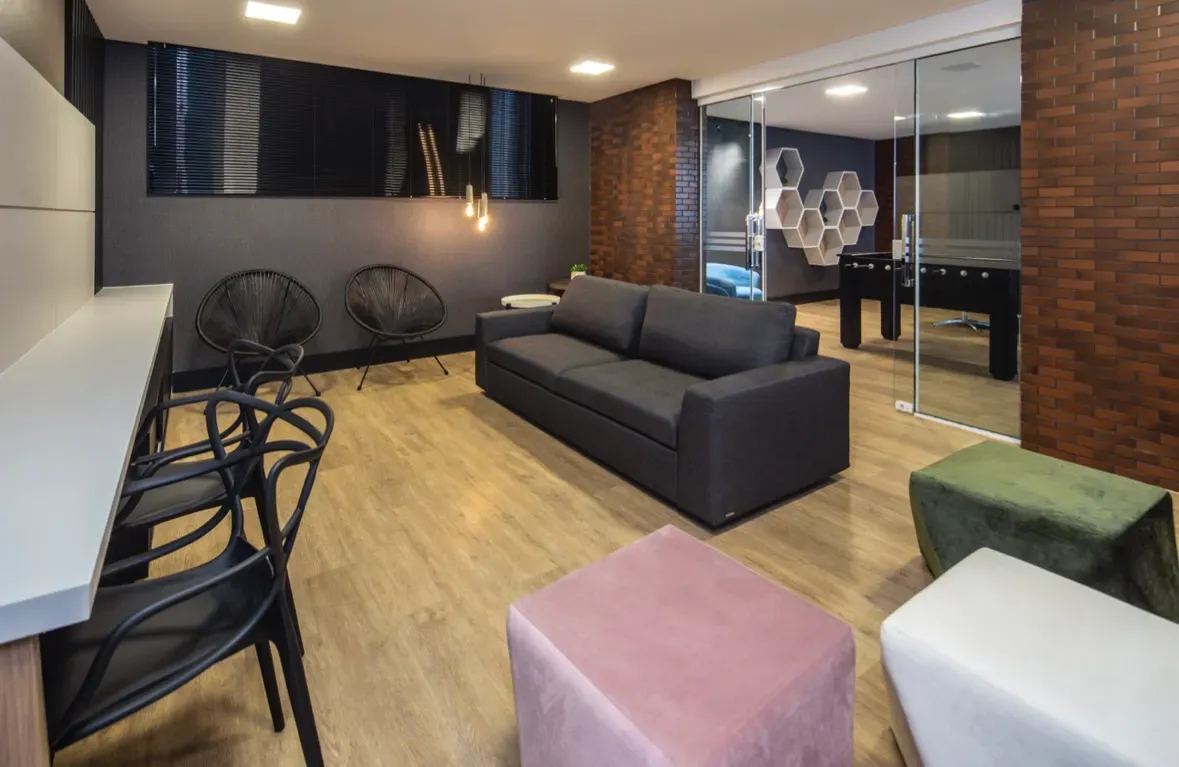 Apartamento mobiliado com 3 dormitórios sendo 1 suíte e 2 vagas no Bairro São João em Itajaí