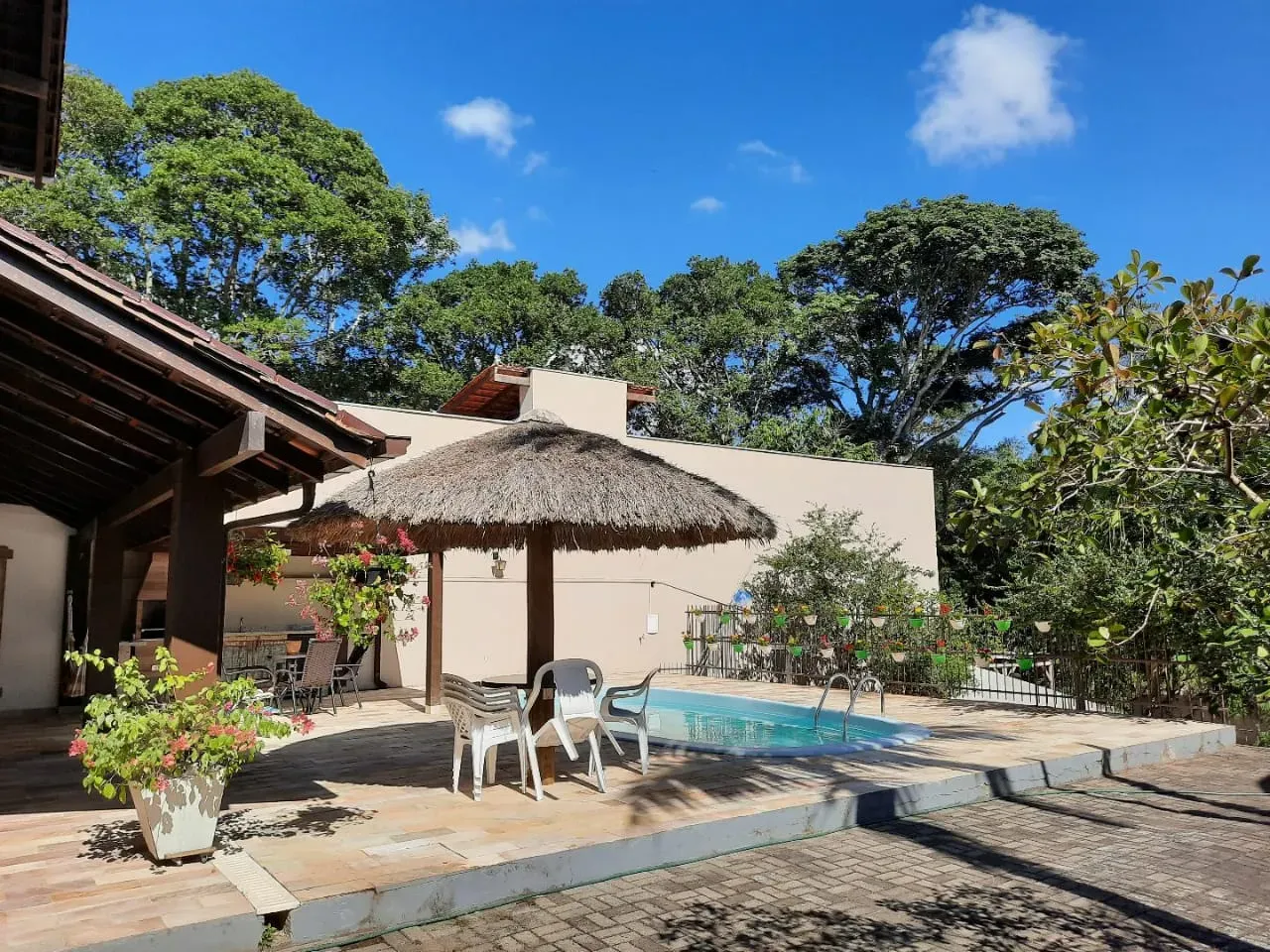 Casa com 3 dormitórios sendo 1 suíte e 5 vagas de garagem em Penha/SC