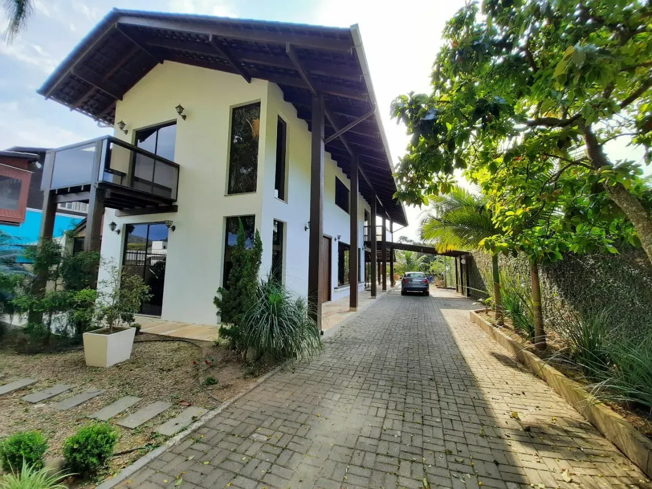 Casa com 3 dormitórios sendo 1 suíte e 5 vagas de garagem em Penha/SC