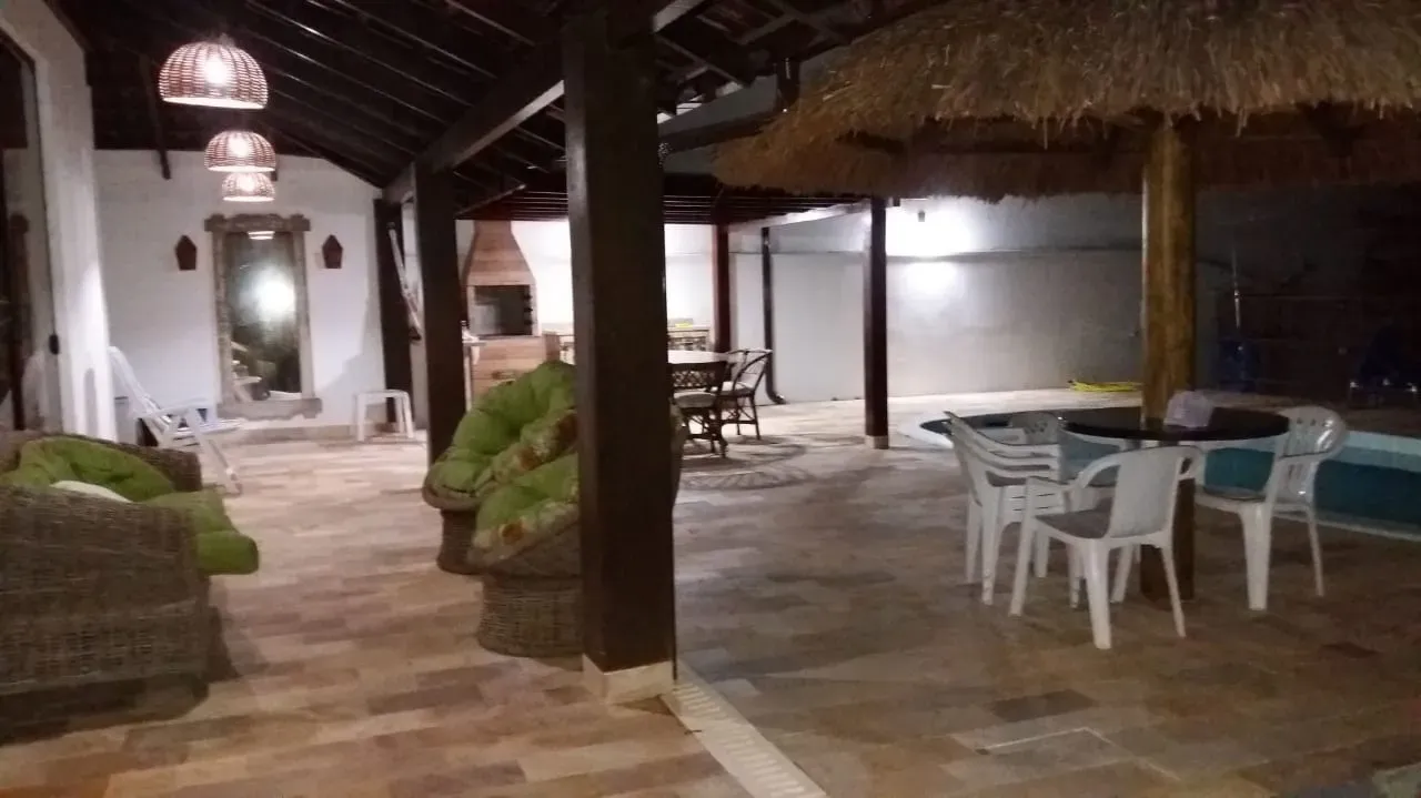 Casa com 3 dormitórios sendo 1 suíte e 5 vagas de garagem em Penha/SC